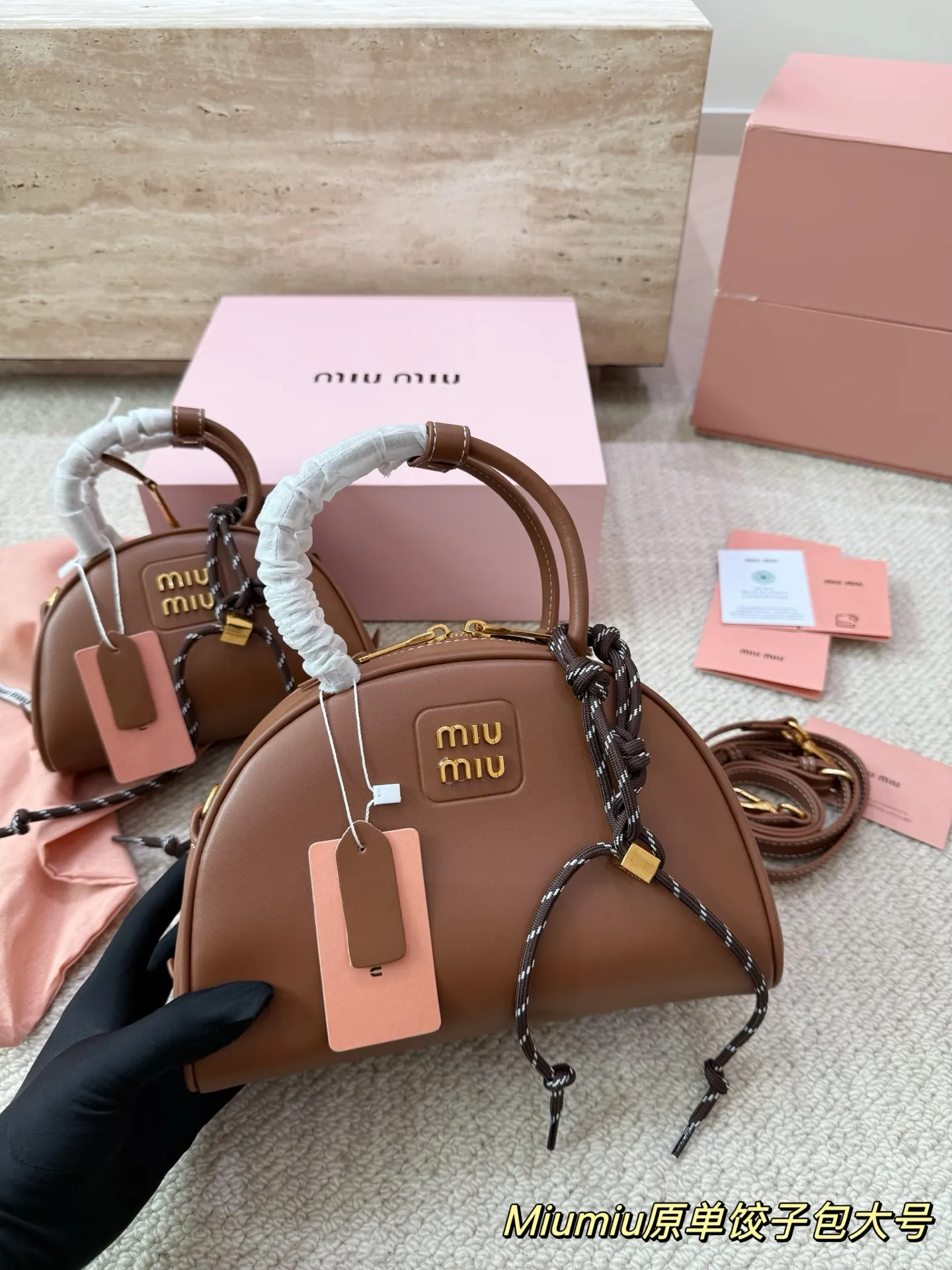 P180 P160 配挂件配盒 size:21 12cm 18 10cm 可盐可甜的 MiuMiu 女孩 miumiu wander半月包饺子包 好搭 什么风格都能驾驭 材质很柔软 容量也非常OK 复古俏皮的hobo包型 是近期几乎天天拿出门的包包!