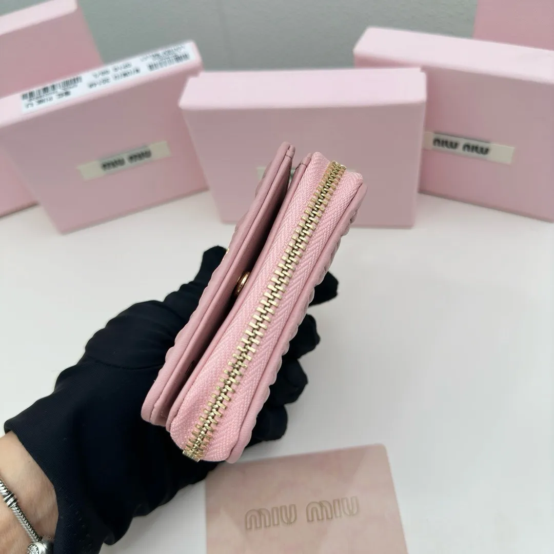 P95🎀miumiu 3511🎀颜色 黑色 粉色 蓝色 🎀尺寸 10.5*10*3🎀miumiu专柜最新款！专柜爆款热力来袭，经典提花压纹设计，釆用顶级进口小羊皮，皮质细腻柔软，做工精细