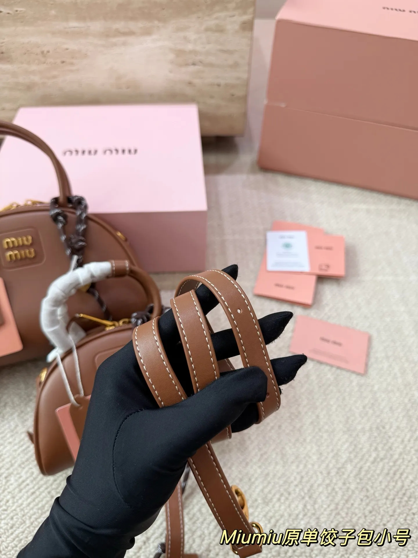 P180 P160 配挂件配盒 size:21 12cm 18 10cm 可盐可甜的 MiuMiu 女孩 miumiu wander半月包饺子包 好搭 什么风格都能驾驭 材质很柔软 容量也非常OK 复古俏皮的hobo包型 是近期几乎天天拿出门的包包!