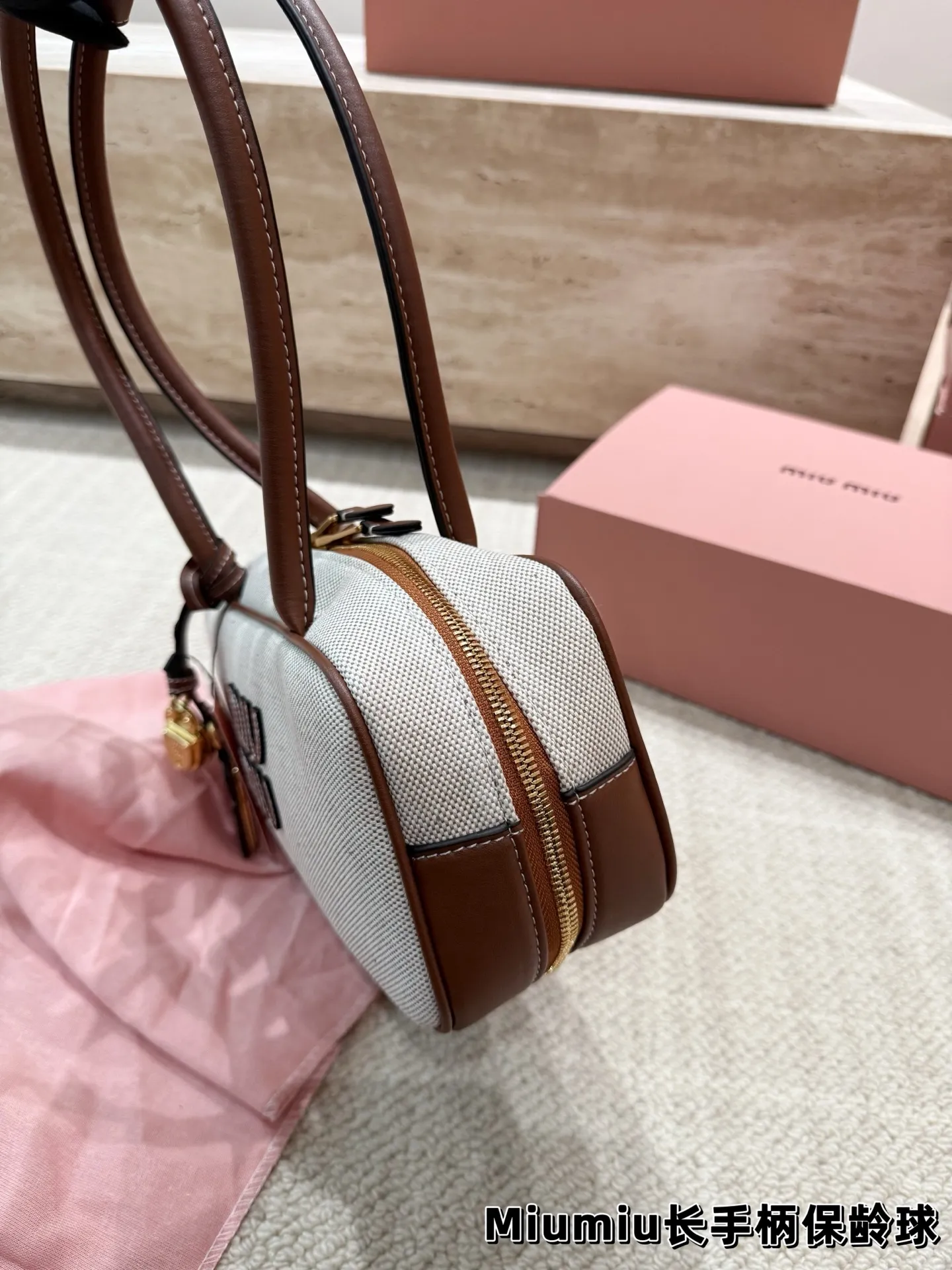 P220 配挂件 size：27.12cm miumiu保龄球长手柄 对版面料 皮质光滑细腻柔软， 棉质缎面衬里。 背起来都很nice 哦 可手拎也可斜挎！ 出场就是miumiu小公主！