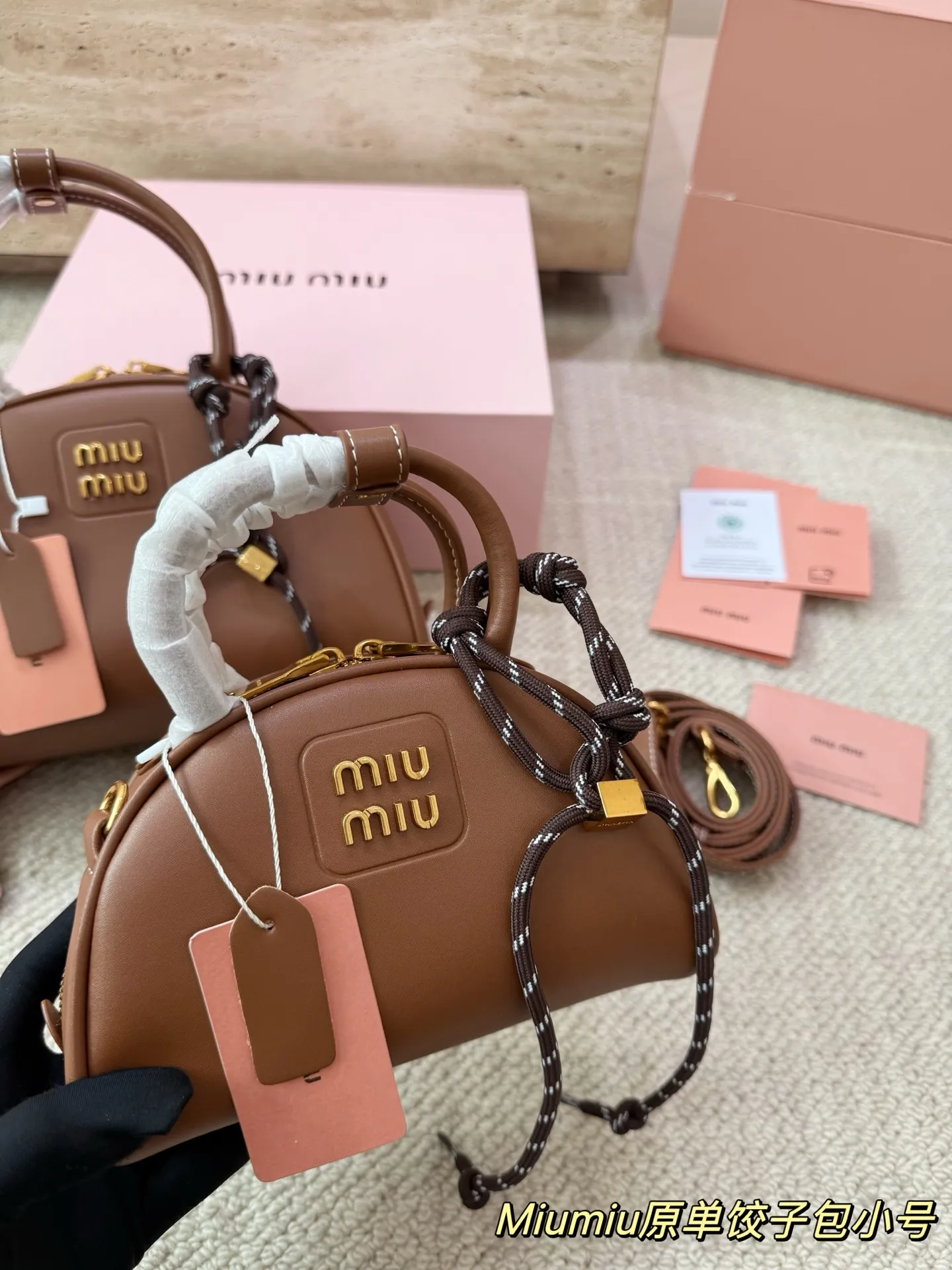 P180 P160 配挂件配盒 size:21 12cm 18 10cm 可盐可甜的 MiuMiu 女孩 miumiu wander半月包饺子包 好搭 什么风格都能驾驭 材质很柔软 容量也非常OK 复古俏皮的hobo包型 是近期几乎天天拿出门的包包!