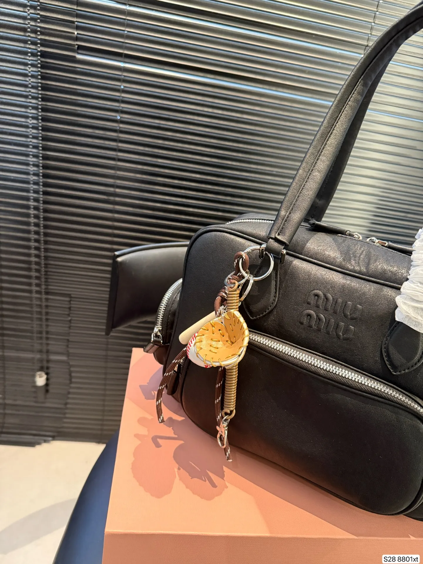 P190 配折叠盒 miumiu保龄球/公文包 可手拎也可斜挎! 出场就是miumiu小公主! 尺寸30 20 货号8801