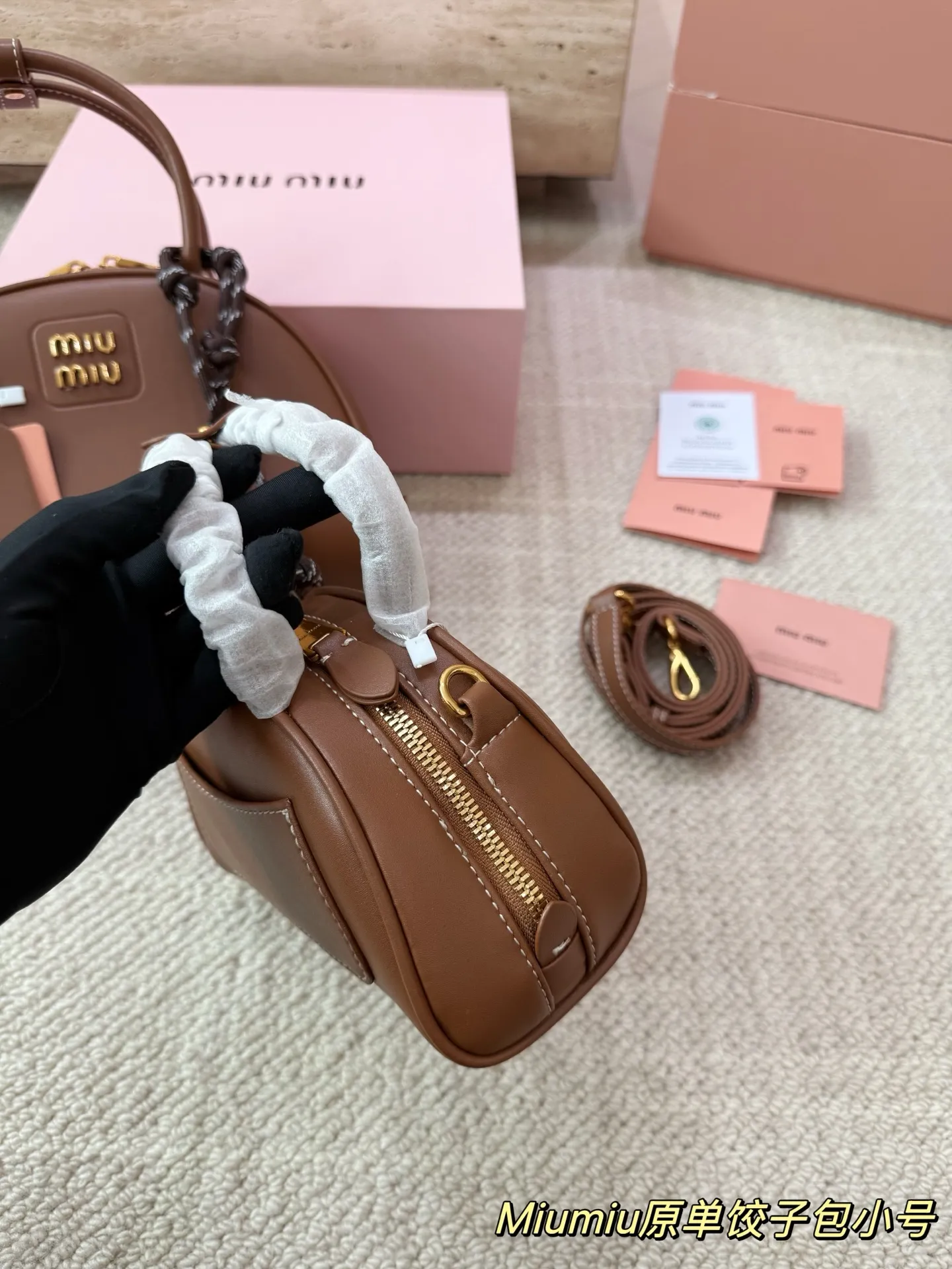 P180 P160 配挂件配盒 size：21 12cm 18 10cm 可盐可甜的 MiuMiu 女孩 miumiu wander半月包饺子包 好搭 什么风格都能驾驭 材质很柔软 容量也非常OK 复古俏皮的hobo包型 是近期几乎天天拿出门的包包！