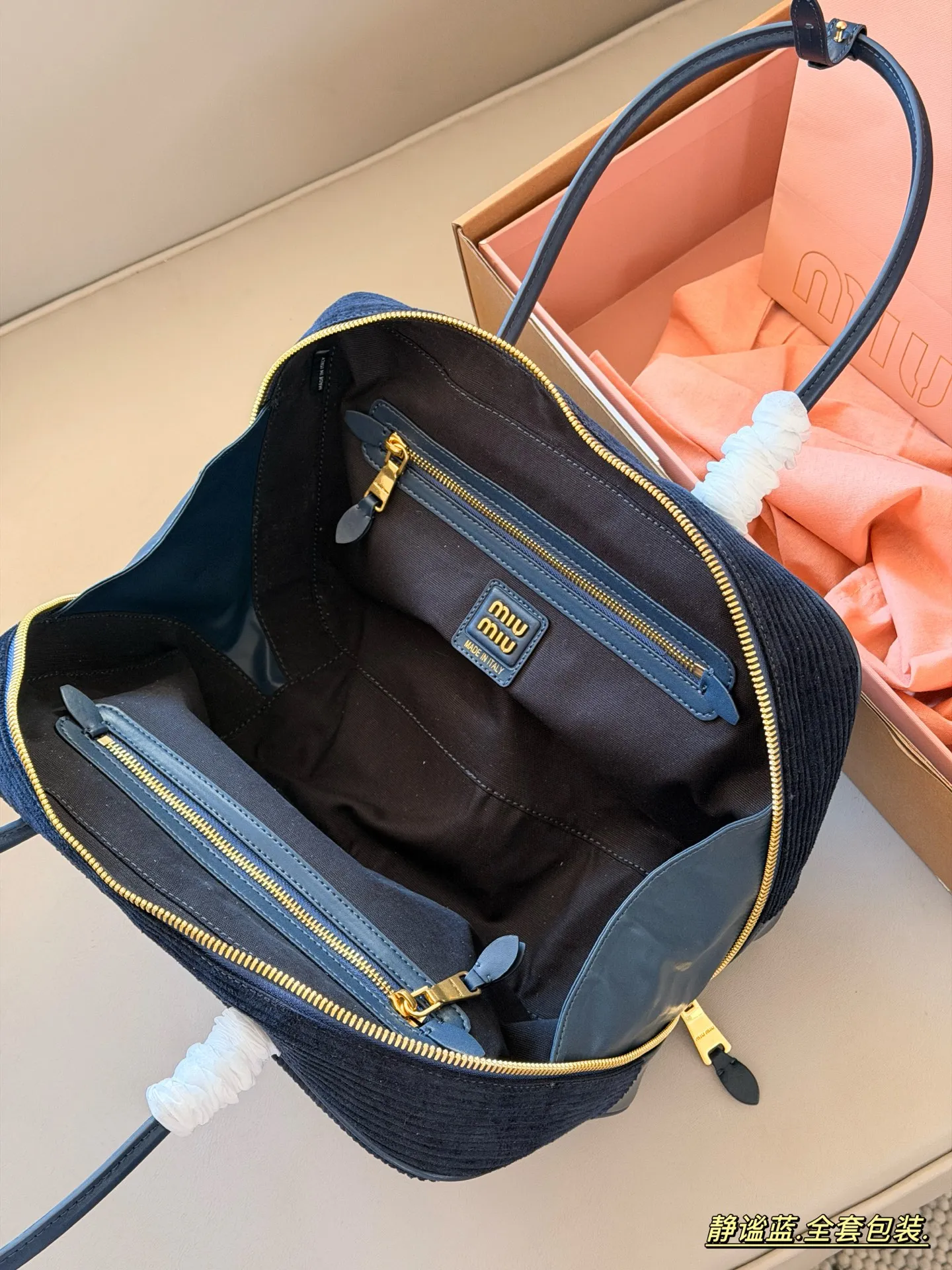 💰260 配全套包装 size:35*22cm miumiu 保龄球/公文包/灯芯绒 灯芯绒软软绵绵的 秋冬季的断货王! 这款的版型也太好看了吧!