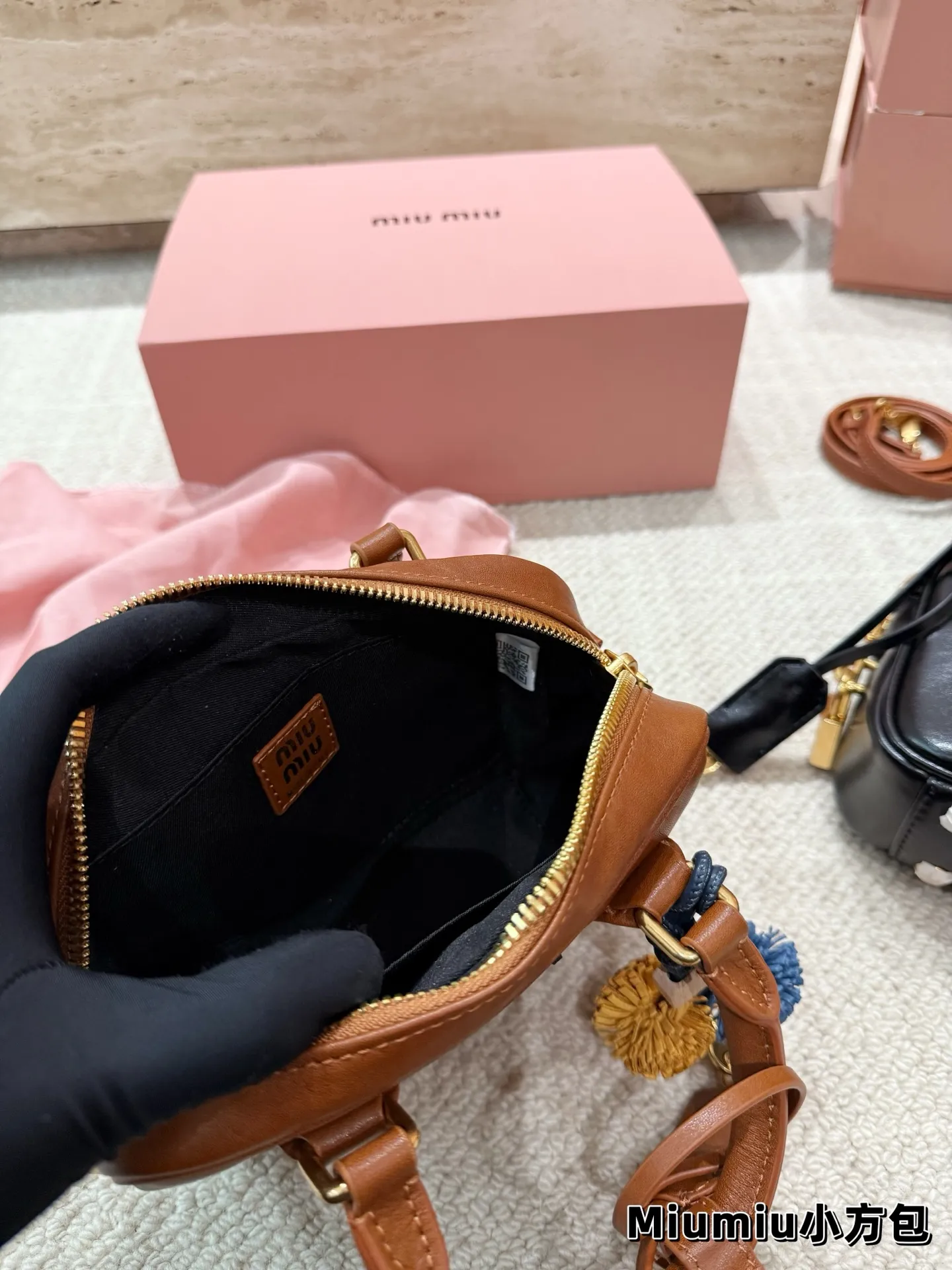 P210 📍Miumiu25秋冬秀款做旧小方块 尺寸 13*19*6CM 两个颜色 爆款预测🔥配盒子挂件