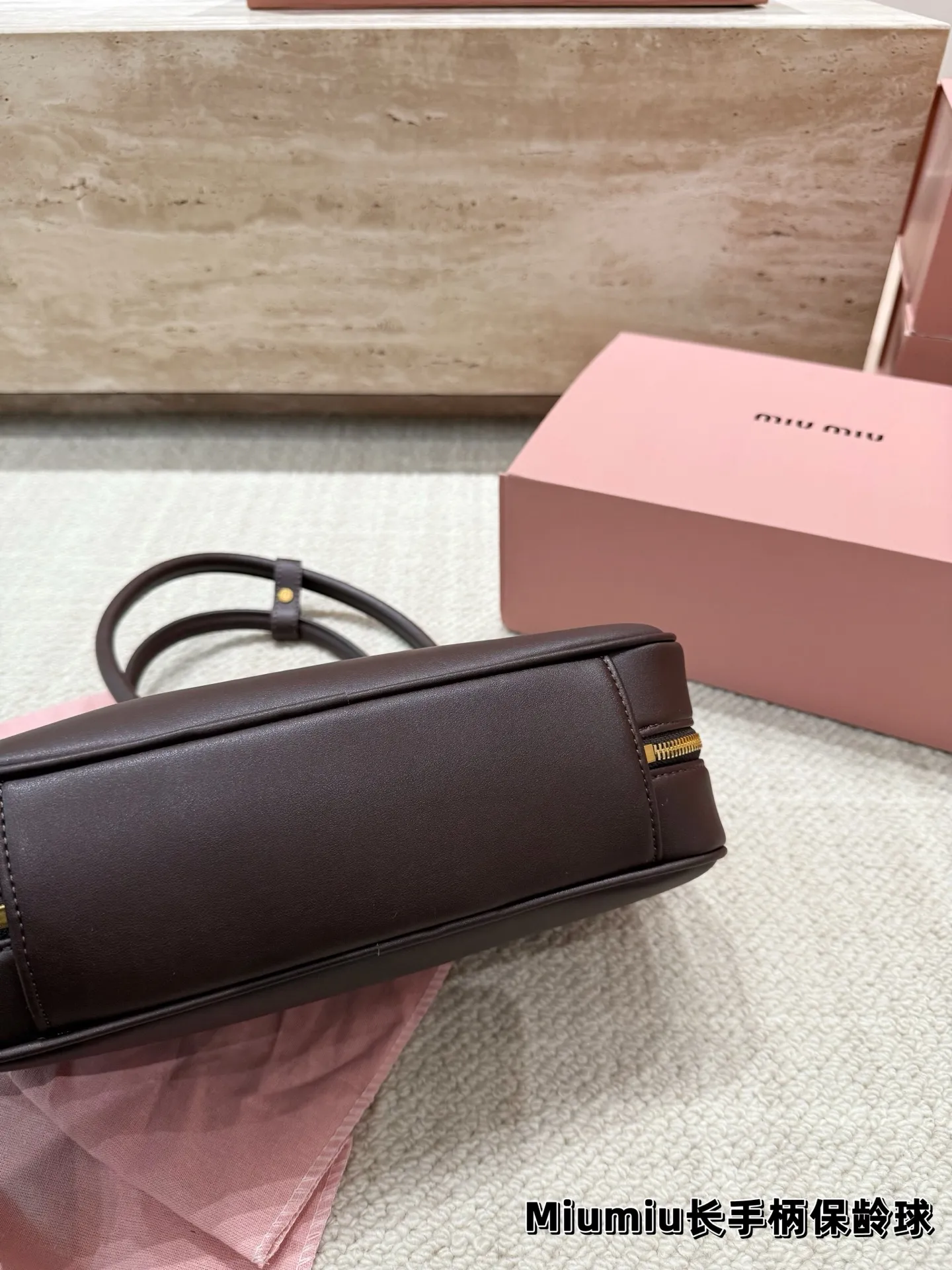 P220 配挂件 size:27.12cm miumiu保龄球长手柄 对版面料 皮质光滑细腻柔软, 棉质缎面衬里。 背起来都很nice 哦 可手拎也可斜挎! 出场就是miumiu小公主!