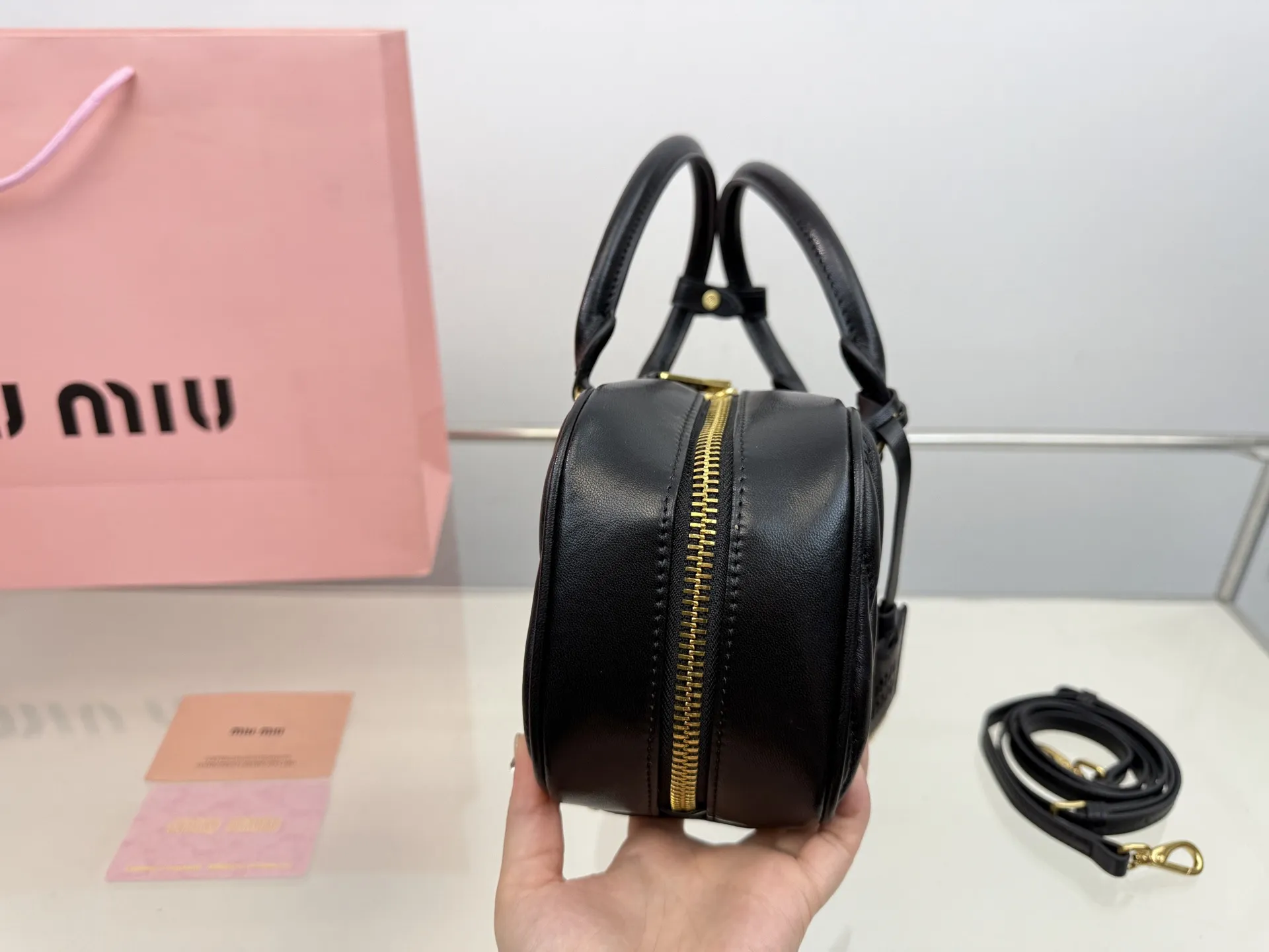 (折叠盒⚠️)p250/p240/p235 (羊皮) Miu新品 高级褶皱保龄球包 搭配小零钱包 精致独特的设计 时尚绝美 大方且与众不同 size:28*13cm(大) size:23*12cm(中) size:20*11cm(小)