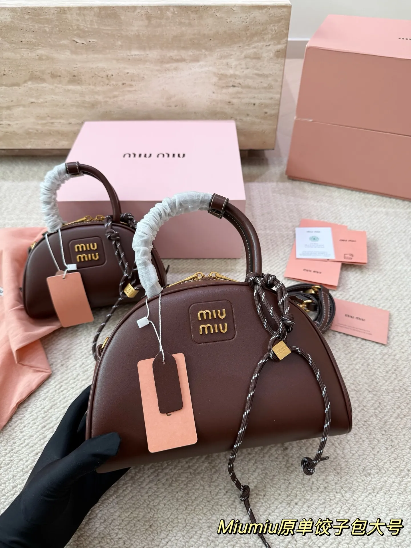 P180 P160 配挂件配盒 size:21 12cm 18 10cm 可盐可甜的 MiuMiu 女孩 miumiu wander半月包饺子包 好搭 什么风格都能驾驭 材质很柔软 容量也非常OK 复古俏皮的hobo包型 是近期几乎天天拿出门的包包!