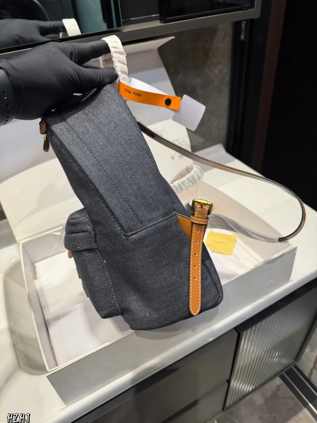 ❤️p170p160❤️ MiuMiu期待已久 帆布双肩包.中古包春夏系列包包 简洁利落的设计凸显功能性 实用主义 柔软舒服的触感彰显 MiuMiu 女性愈加自信，务实，前卫和酷炫的态度 尺寸：33^17*40/22*15*33cm