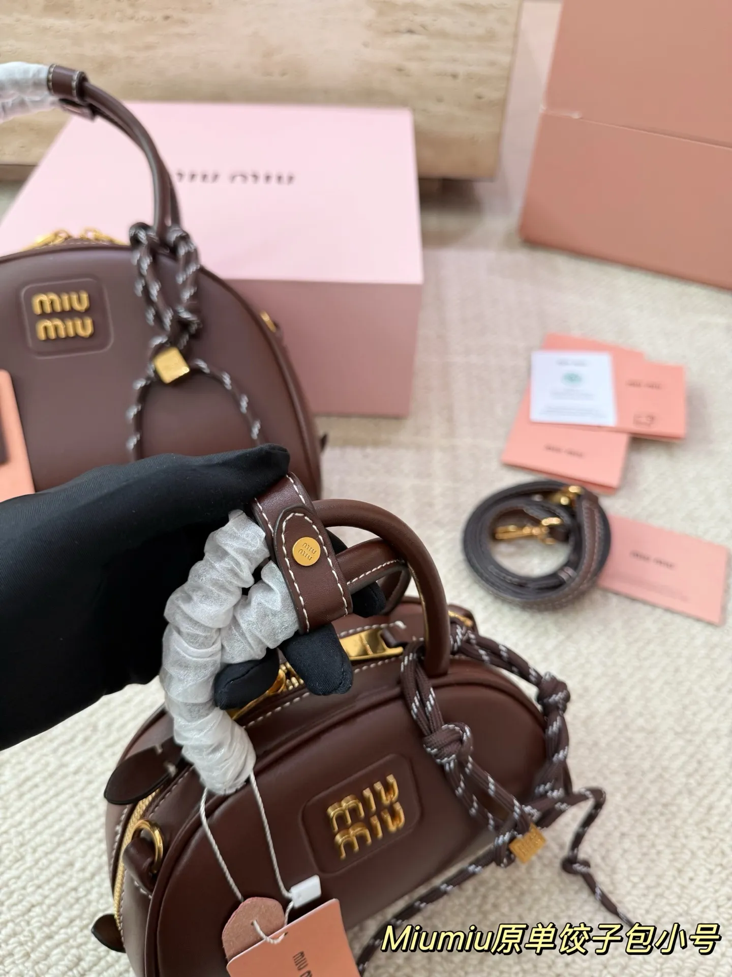 P180 P160 配挂件配盒 size:21 12cm 18 10cm 可盐可甜的 MiuMiu 女孩 miumiu wander半月包饺子包 好搭 什么风格都能驾驭 材质很柔软 容量也非常OK 复古俏皮的hobo包型 是近期几乎天天拿出门的包包!
