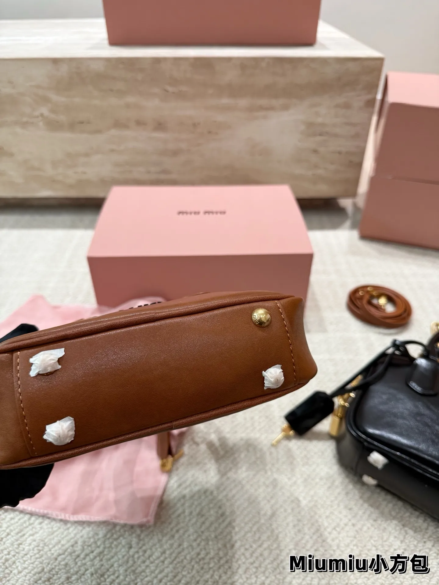 P210 📍Miumiu25秋冬秀款做旧小方块 尺寸 13*19*6CM 两个颜色 爆款预测🔥配盒子挂件