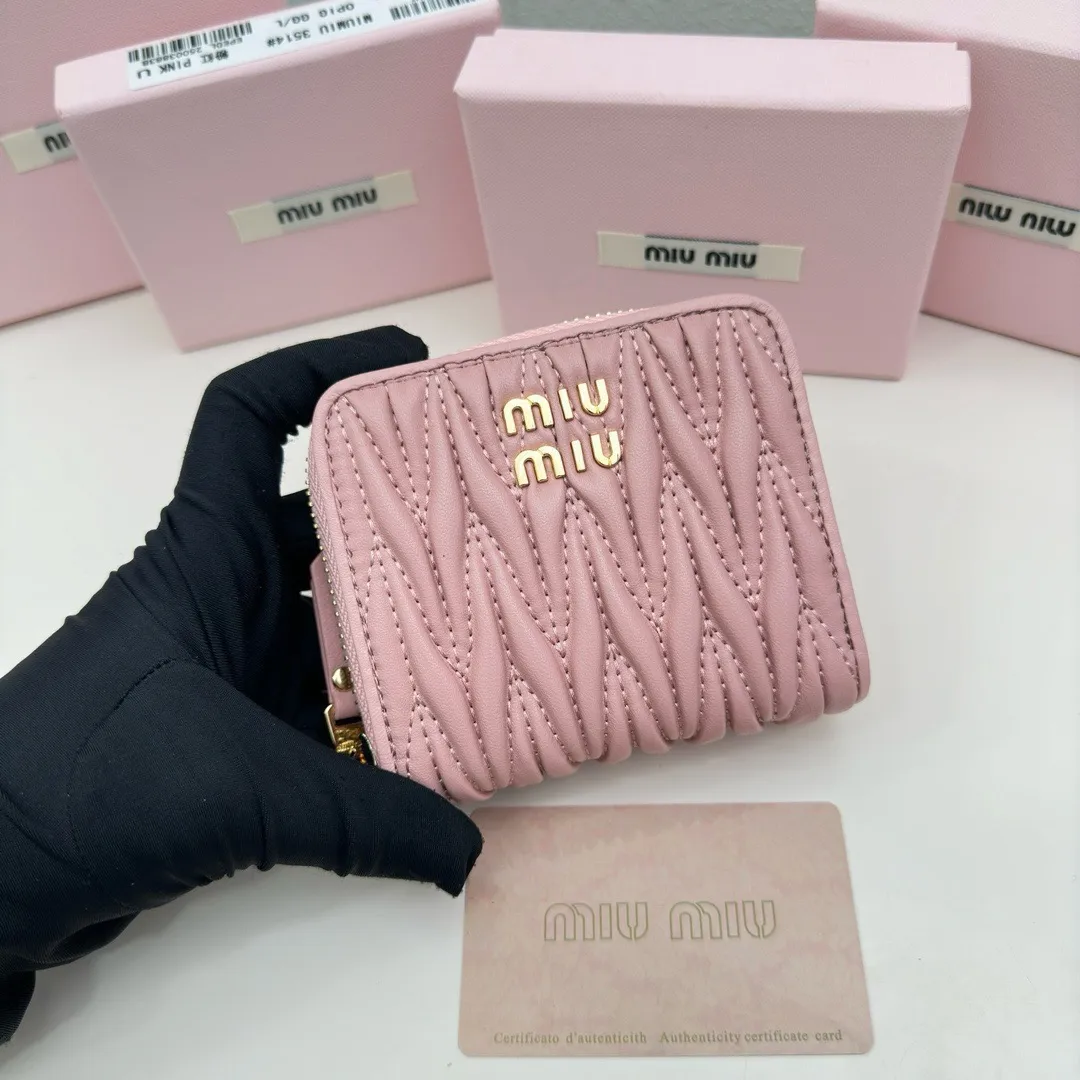 P95🎀miumiu 3511🎀颜色 黑色 粉色 蓝色 🎀尺寸 10.5*10*3🎀miumiu专柜最新款!专柜爆款热力来袭,经典提花压纹设计,釆用顶级进口小羊皮,皮质细腻柔软,做工精细