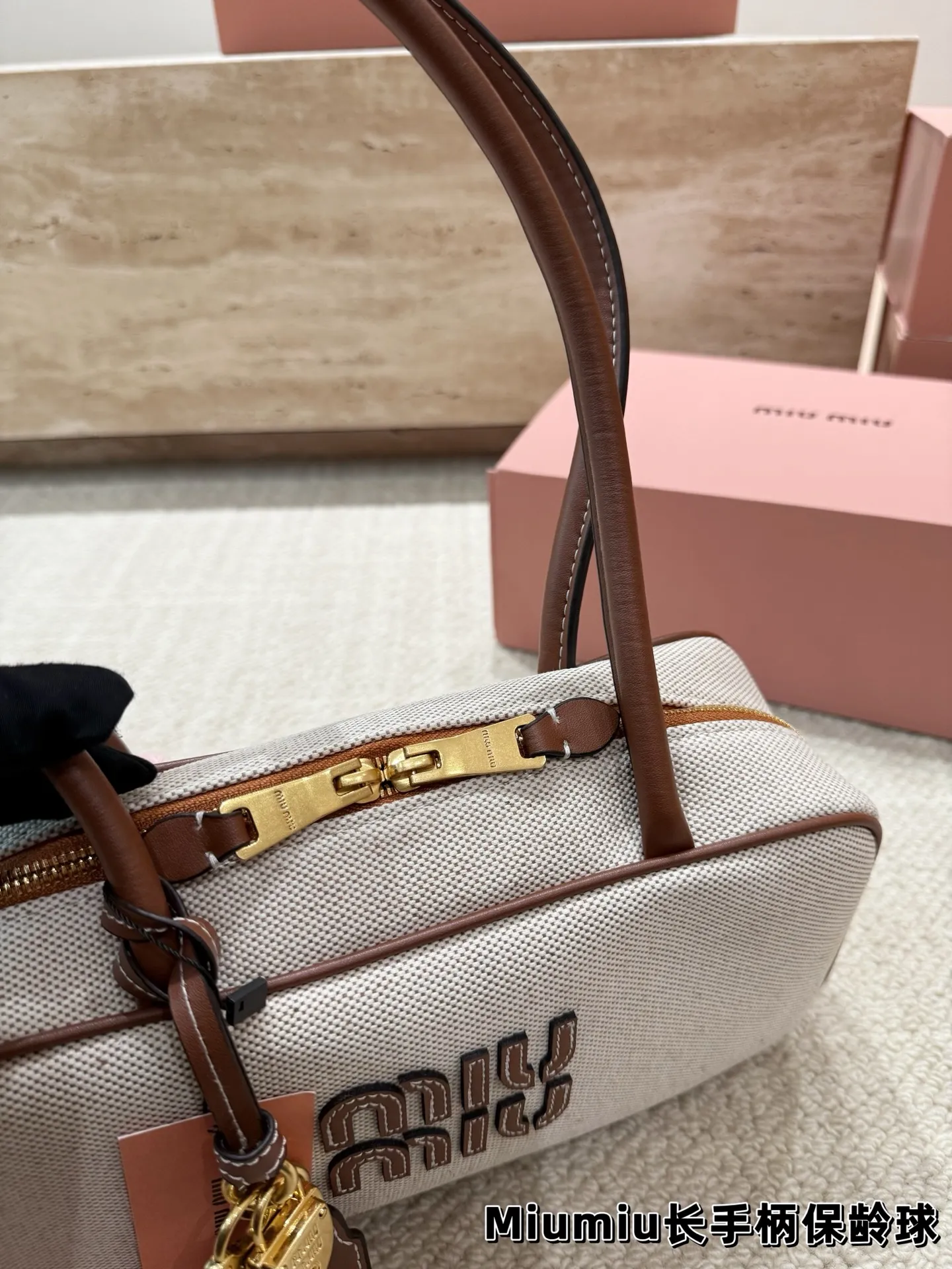 P220 配挂件 size:27.12cm miumiu保龄球长手柄 对版面料 皮质光滑细腻柔软, 棉质缎面衬里。 背起来都很nice 哦 可手拎也可斜挎! 出场就是miumiu小公主!