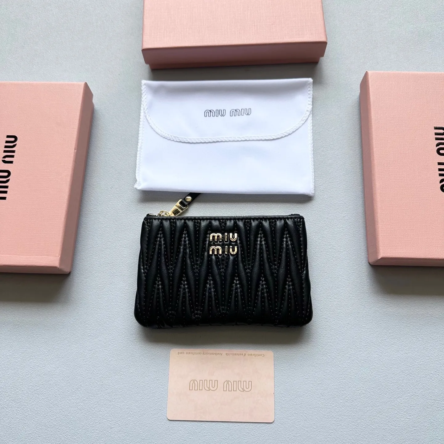 p75🎀🎀颜色 黑 粉 棕 蓝🎀尺寸 14.5x9🎀miumiu 顶级小羊皮多功能🐑零钱包👍里外全羊皮🔥经典搭配,时尚百搭