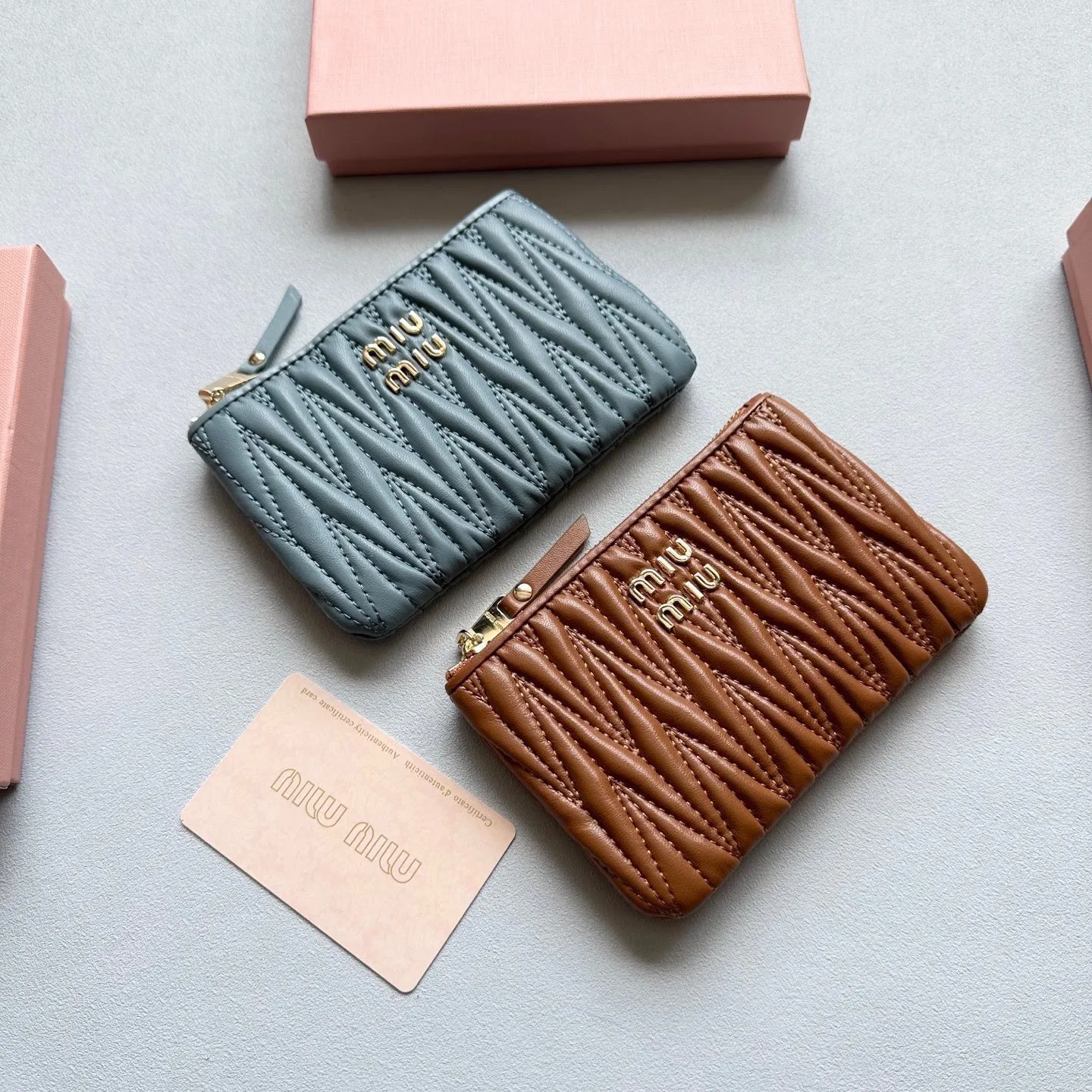 p75🎀🎀颜色 黑 粉 棕 蓝🎀尺寸 14.5x9🎀miumiu 顶级小羊皮多功能🐑零钱包👍里外全羊皮🔥经典搭配,时尚百搭