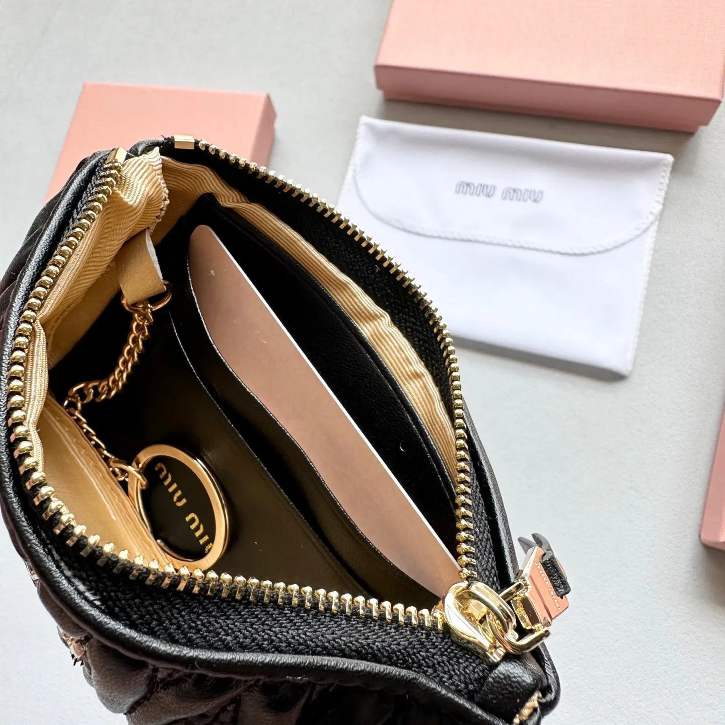 p75🎀🎀颜色 黑 粉 棕 蓝🎀尺寸 14.5x9🎀miumiu 顶级小羊皮多功能🐑零钱包👍里外全羊皮🔥经典搭配,时尚百搭