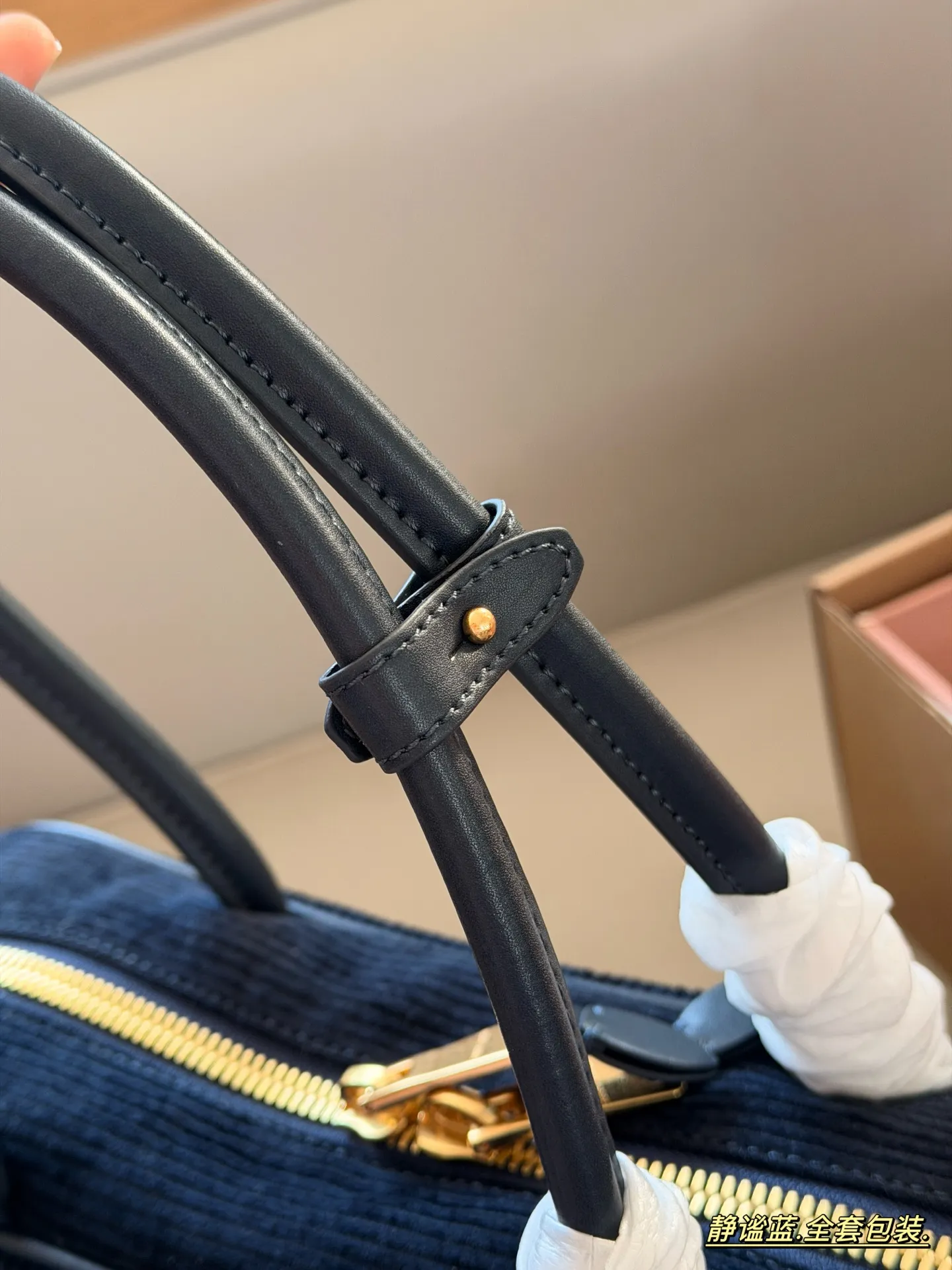 💰260 配全套包装 size:35*22cm miumiu 保龄球/公文包/灯芯绒 灯芯绒软软绵绵的 秋冬季的断货王! 这款的版型也太好看了吧!