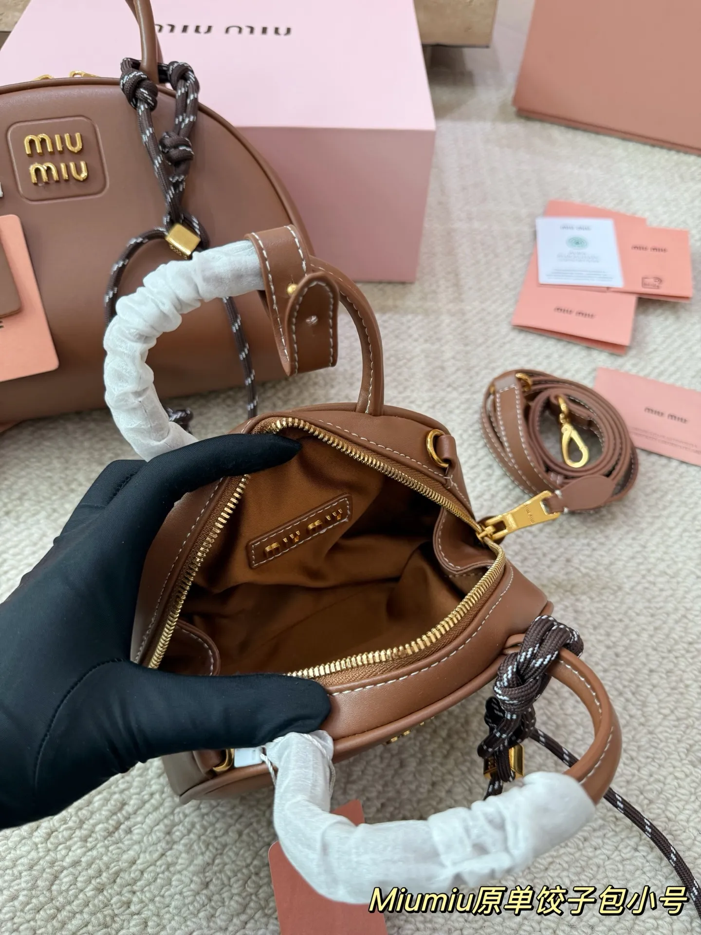 P180 P160 配挂件配盒 size:21 12cm 18 10cm 可盐可甜的 MiuMiu 女孩 miumiu wander半月包饺子包 好搭 什么风格都能驾驭 材质很柔软 容量也非常OK 复古俏皮的hobo包型 是近期几乎天天拿出门的包包!