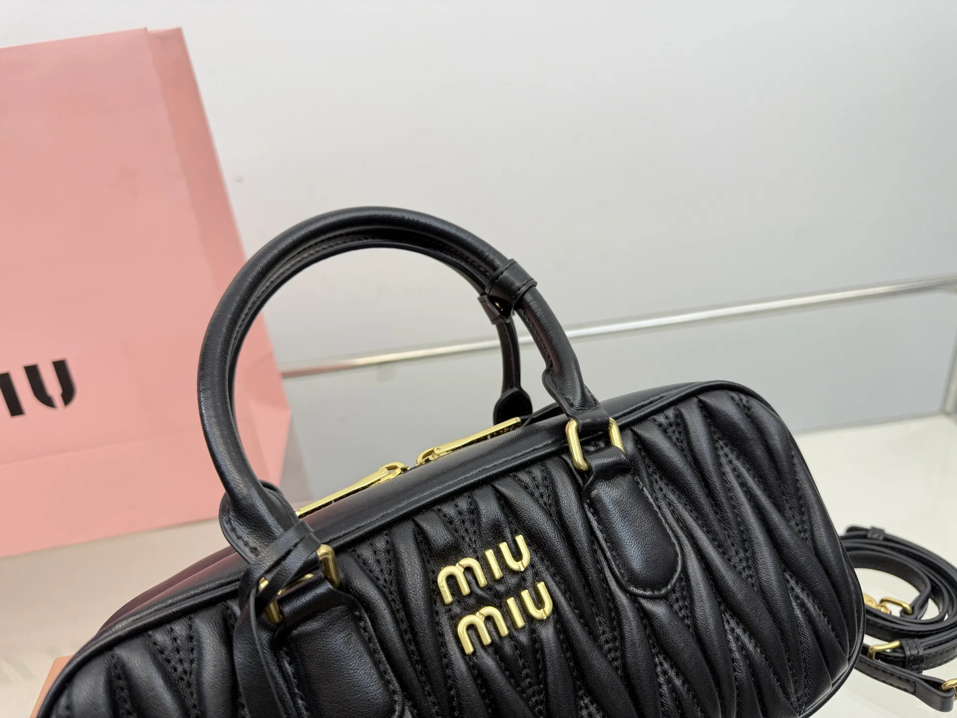 （折叠盒⚠️）p250/p240/p235 （羊皮） Miu新品 高级褶皱保龄球包 搭配小零钱包 精致独特的设计 时尚绝美 大方且与众不同 size：28*13cm（大） size：23*12cm（中） size：20*11cm（小）