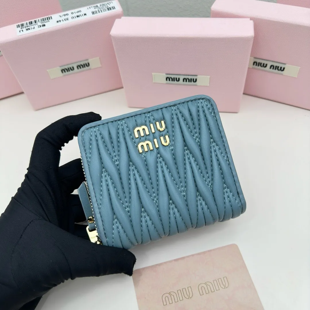 P95🎀miumiu 3511🎀颜色 黑色 粉色 蓝色 🎀尺寸 10.5*10*3🎀miumiu专柜最新款!专柜爆款热力来袭,经典提花压纹设计,釆用顶级进口小羊皮,皮质细腻柔软,做工精细