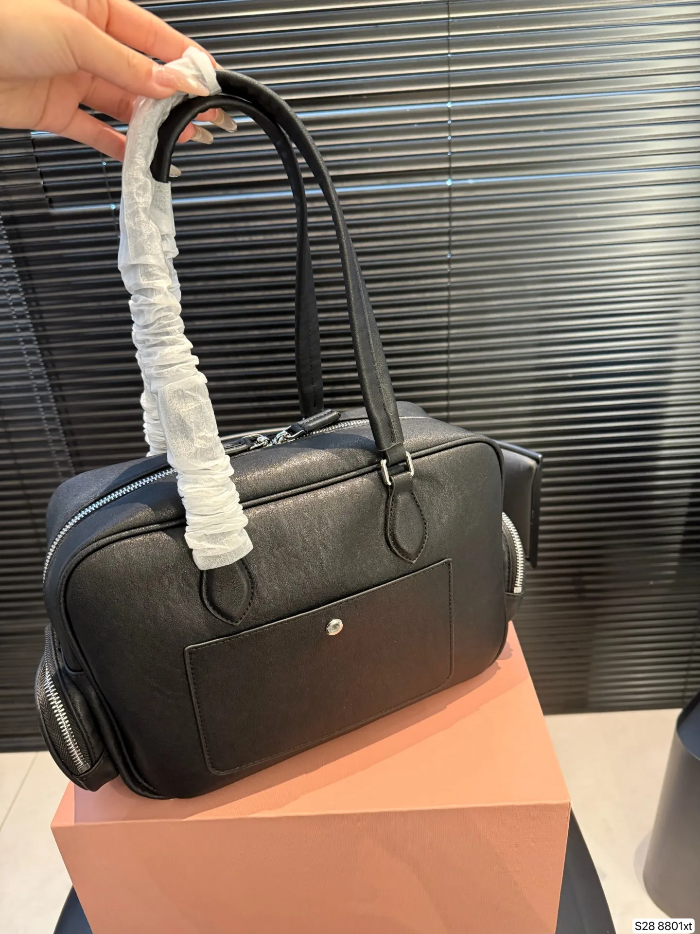 P190 配折叠盒 miumiu保龄球/公文包 可手拎也可斜挎! 出场就是miumiu小公主! 尺寸30 20 货号8801