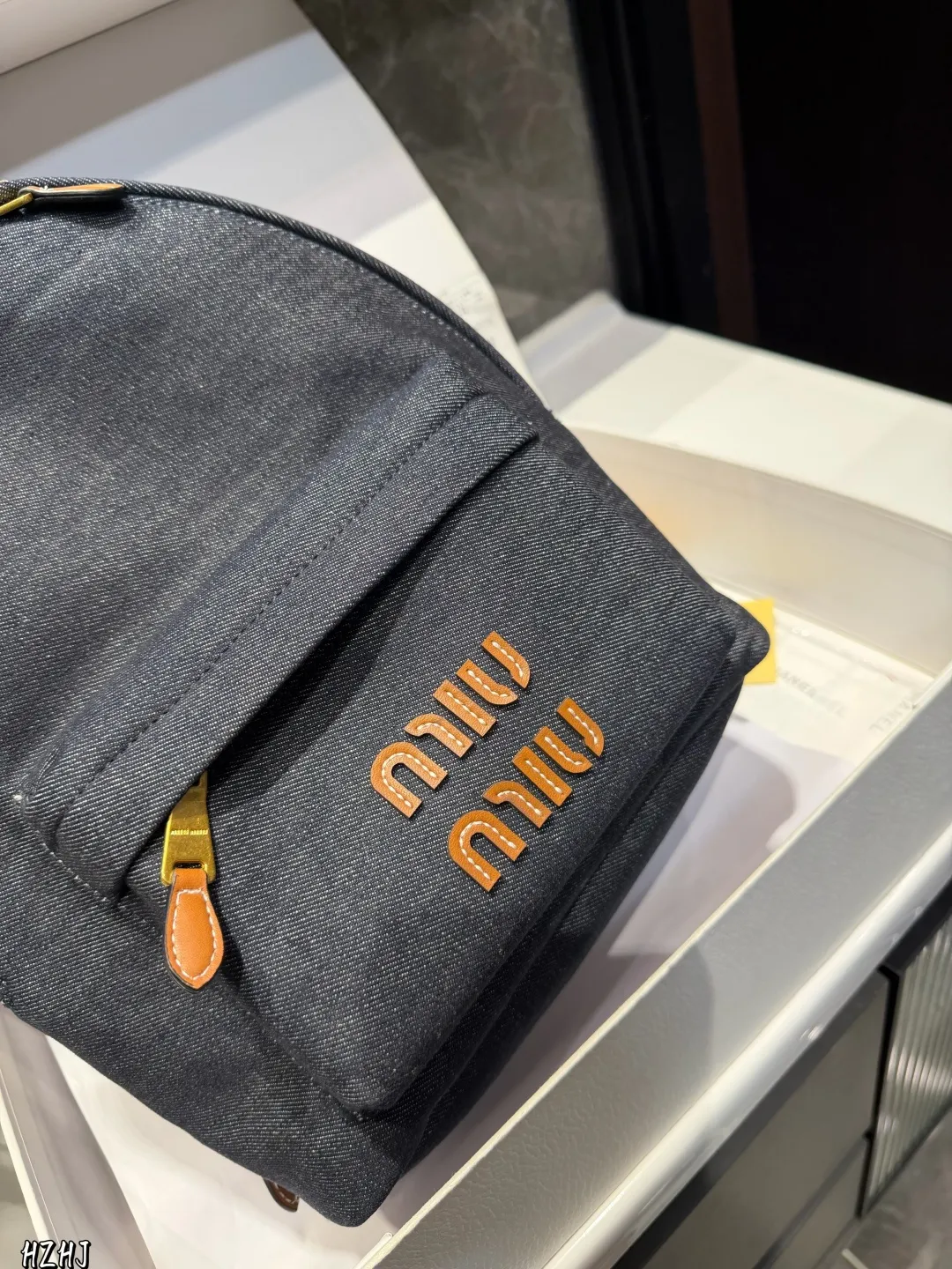 ❤️p170p160❤️ MiuMiu期待已久 帆布双肩包.中古包春夏系列包包 简洁利落的设计凸显功能性 实用主义 柔软舒服的触感彰显 MiuMiu 女性愈加自信,务实,前卫和酷炫的态度 尺寸:33^17*40/22*15*33cm