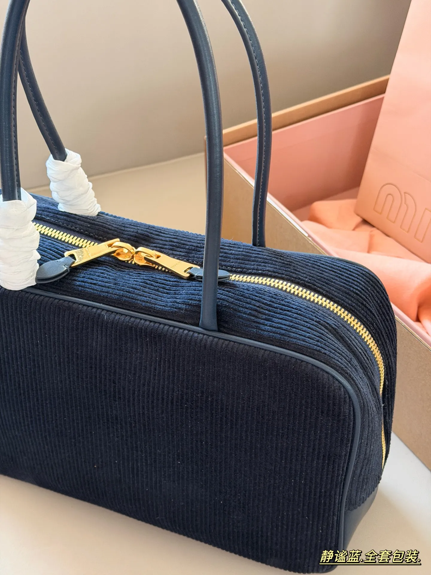 💰260 配全套包装 size：35*22cm miumiu 保龄球/公文包/灯芯绒 灯芯绒软软绵绵的 秋冬季的断货王！ 这款的版型也太好看了吧！