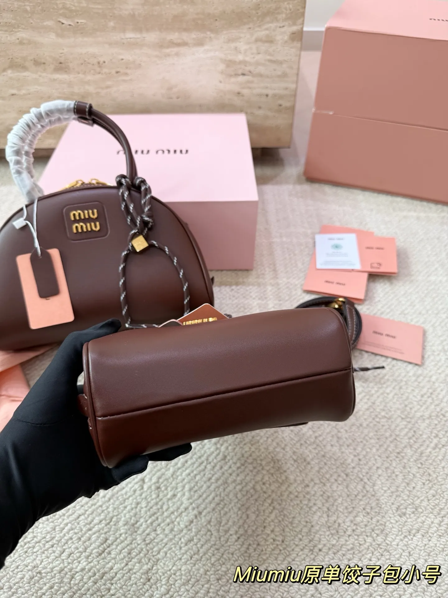 P180 P160 配挂件配盒 size：21 12cm 18 10cm 可盐可甜的 MiuMiu 女孩 miumiu wander半月包饺子包 好搭 什么风格都能驾驭 材质很柔软 容量也非常OK 复古俏皮的hobo包型 是近期几乎天天拿出门的包包！