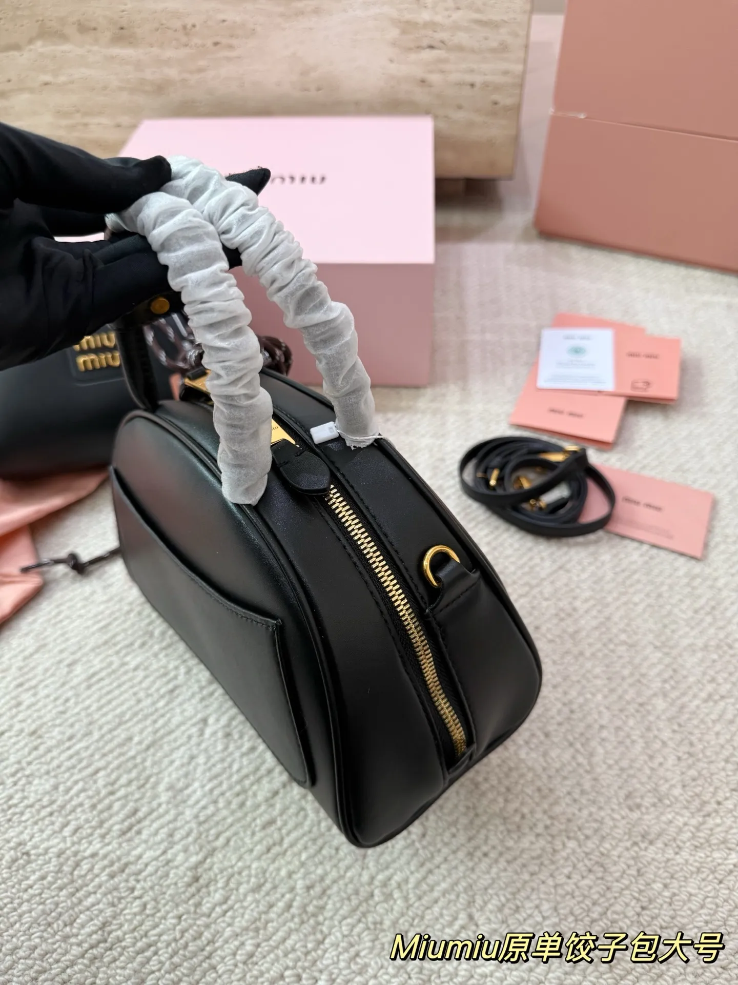 P180 P160 配挂件配盒 size:21 12cm 18 10cm 可盐可甜的 MiuMiu 女孩 miumiu wander半月包饺子包 好搭 什么风格都能驾驭 材质很柔软 容量也非常OK 复古俏皮的hobo包型 是近期几乎天天拿出门的包包!