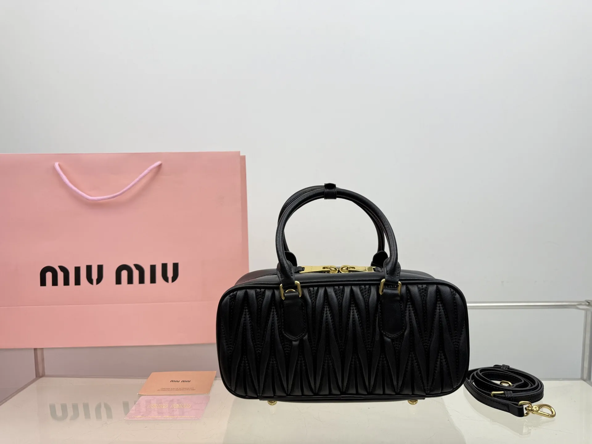 （折叠盒⚠️）p250/p240/p235 （羊皮） Miu新品 高级褶皱保龄球包 搭配小零钱包 精致独特的设计 时尚绝美 大方且与众不同 size：28*13cm（大） size：23*12cm（中） size：20*11cm（小）