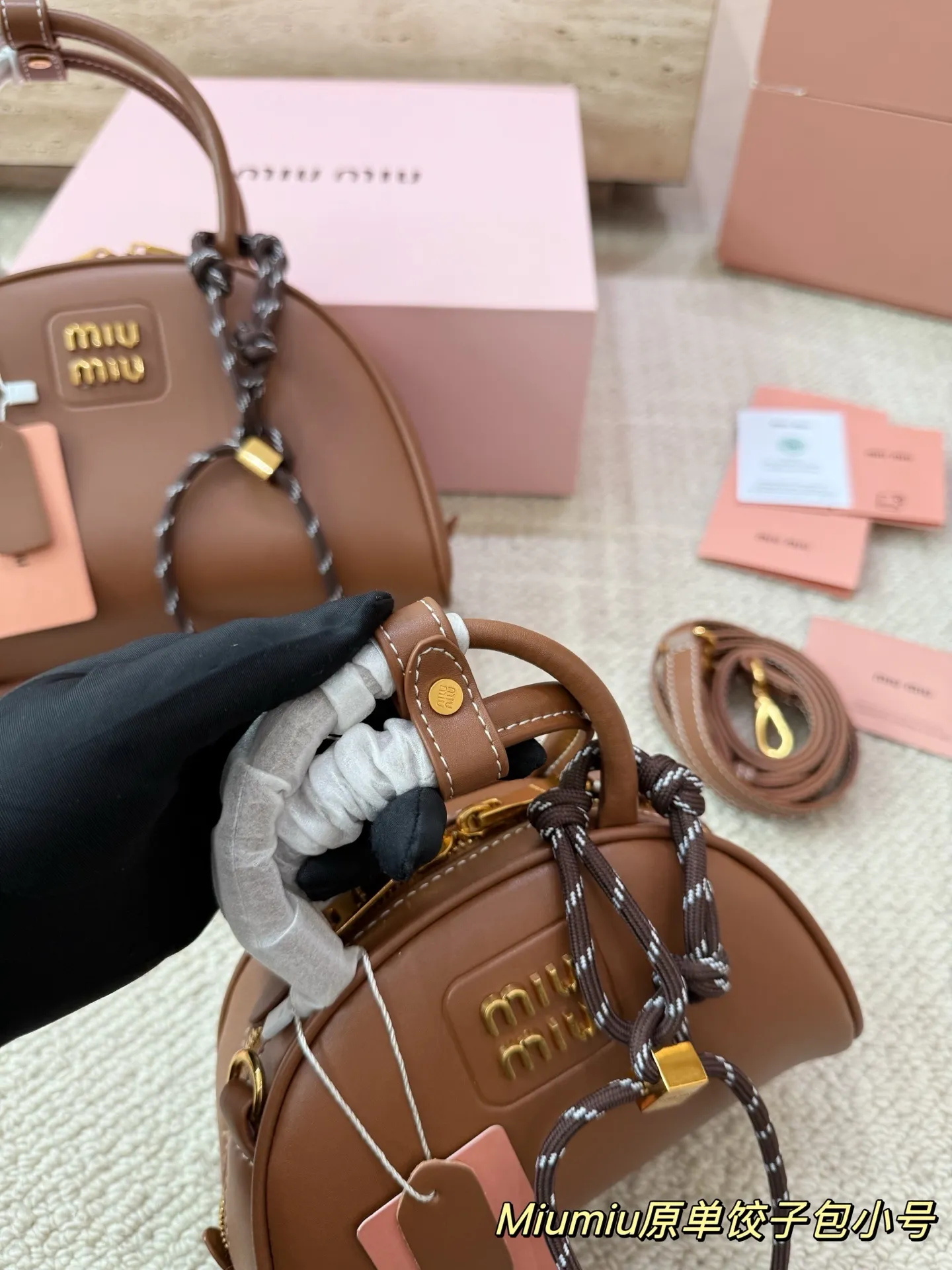 P180 P160 配挂件配盒 size：21 12cm 18 10cm 可盐可甜的 MiuMiu 女孩 miumiu wander半月包饺子包 好搭 什么风格都能驾驭 材质很柔软 容量也非常OK 复古俏皮的hobo包型 是近期几乎天天拿出门的包包！