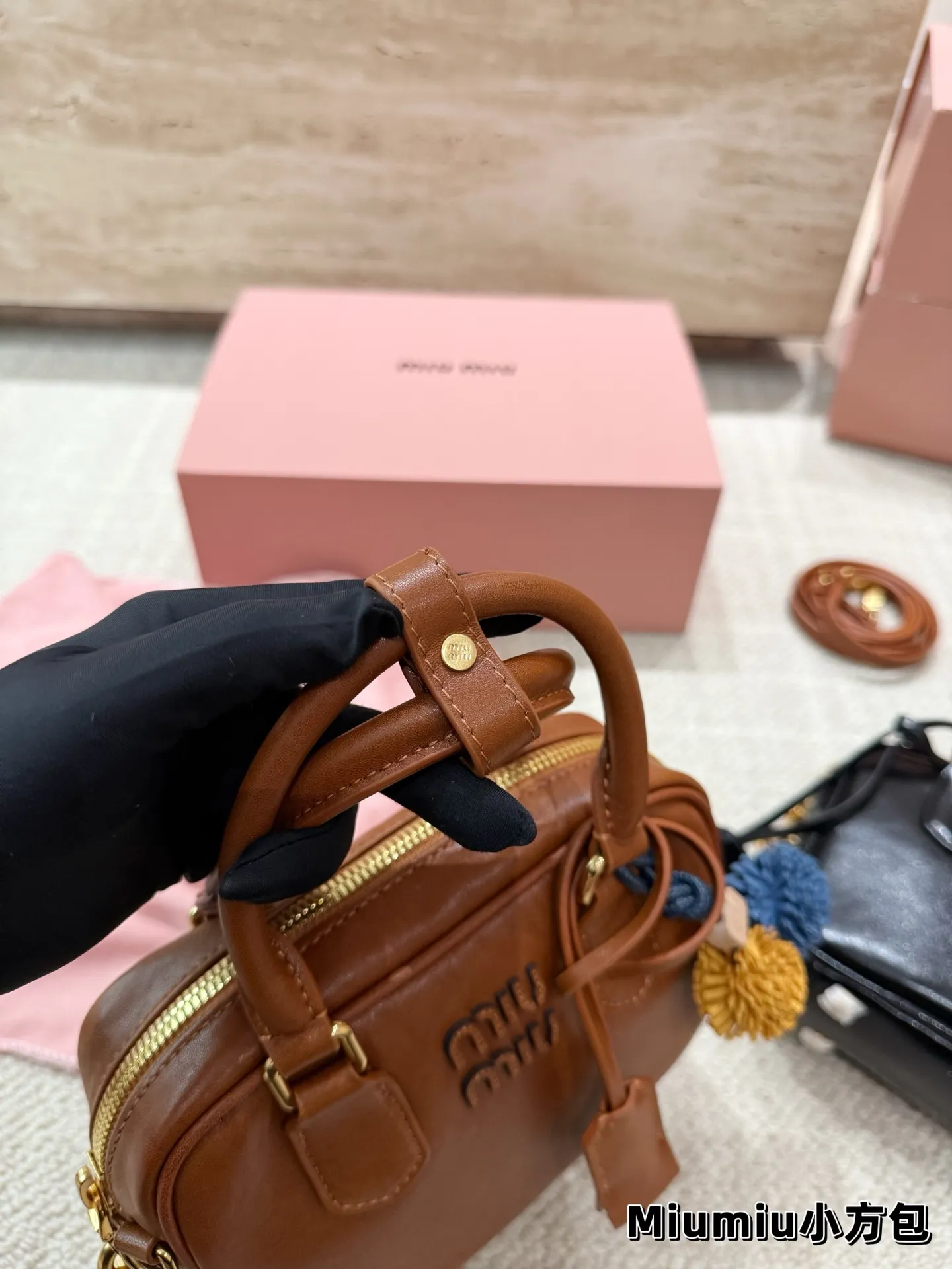 P210 📍Miumiu25秋冬秀款做旧小方块 尺寸 13*19*6CM 两个颜色 爆款预测🔥配盒子挂件