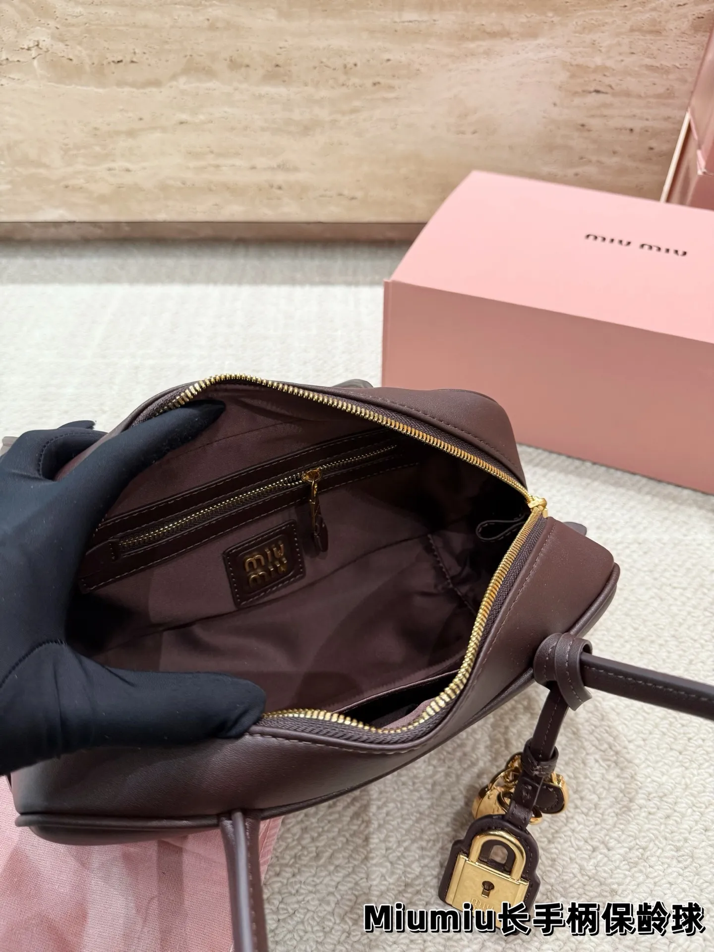 P220 配挂件 size：27.12cm miumiu保龄球长手柄 对版面料 皮质光滑细腻柔软， 棉质缎面衬里。 背起来都很nice 哦 可手拎也可斜挎！ 出场就是miumiu小公主！