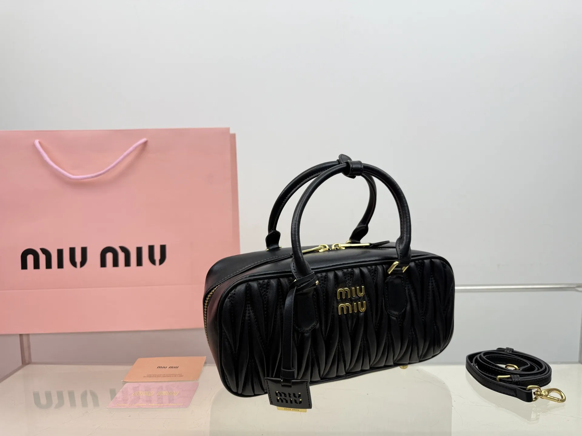 （折叠盒⚠️）p250/p240/p235 （羊皮） Miu新品 高级褶皱保龄球包 搭配小零钱包 精致独特的设计 时尚绝美 大方且与众不同 size：28*13cm（大） size：23*12cm（中） size：20*11cm（小）