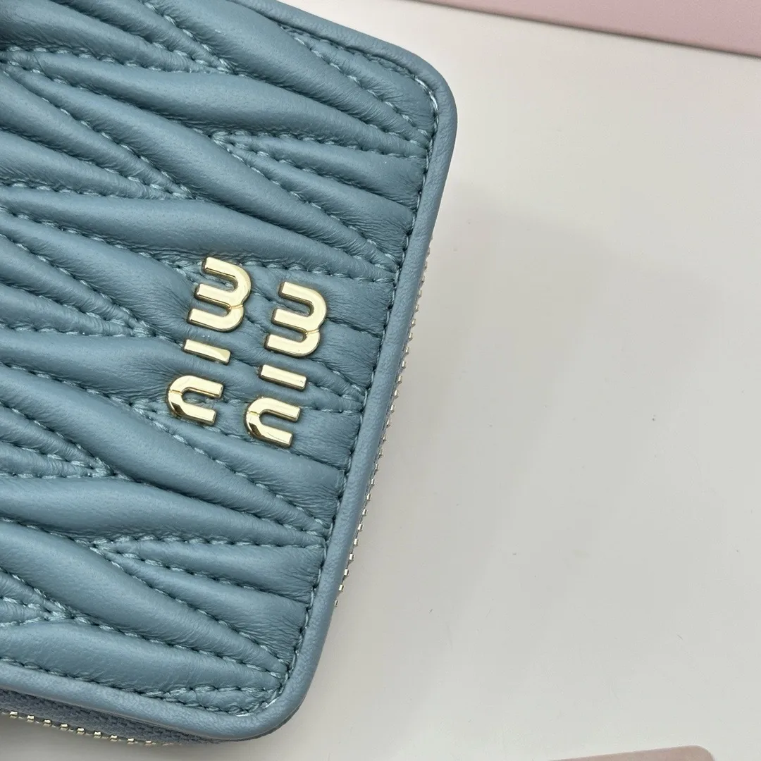 P95🎀miumiu 3511🎀颜色 黑色 粉色 蓝色 🎀尺寸 10.5*10*3🎀miumiu专柜最新款!专柜爆款热力来袭,经典提花压纹设计,釆用顶级进口小羊皮,皮质细腻柔软,做工精细