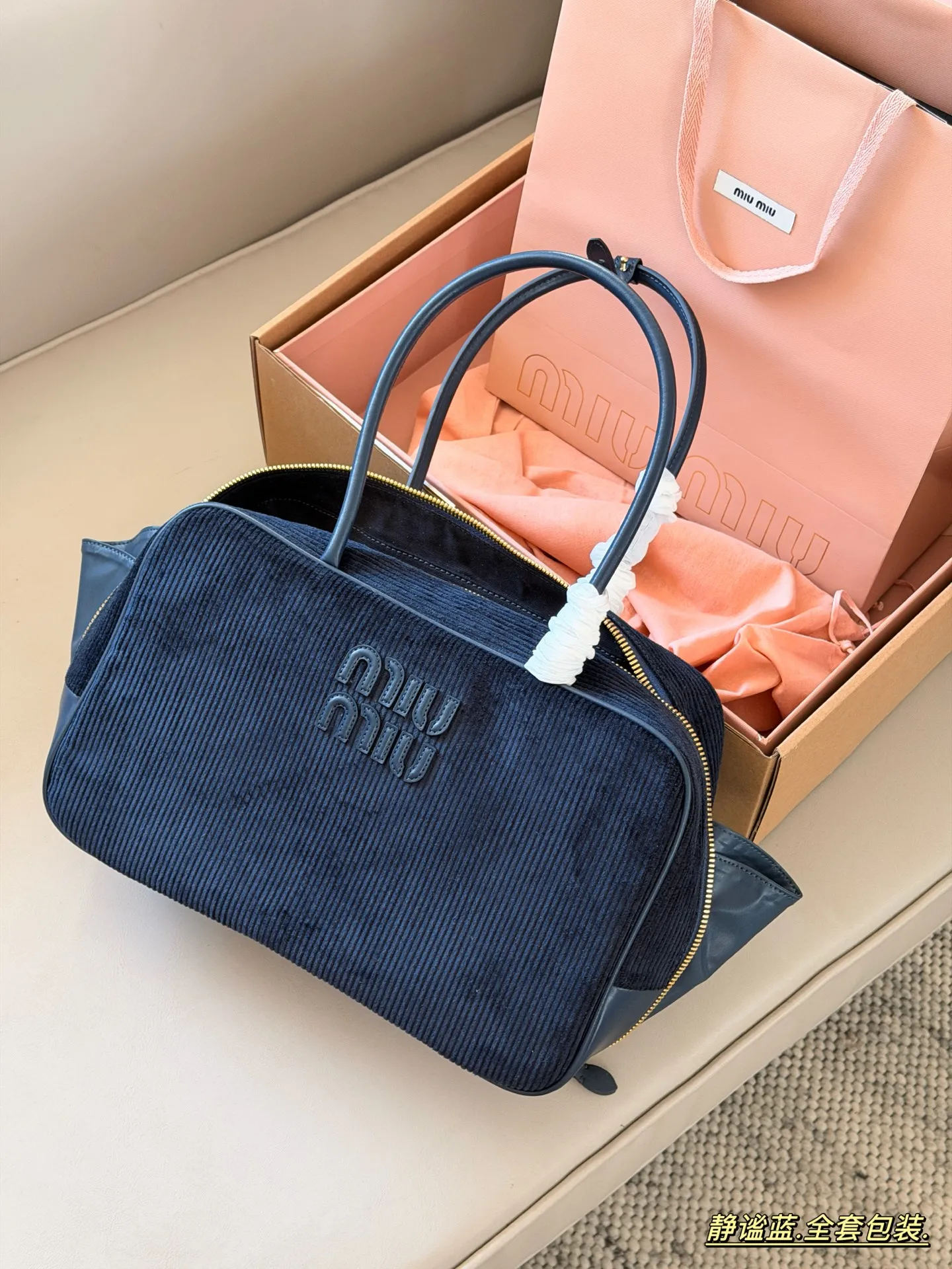 💰260 配全套包装 size:35*22cm miumiu 保龄球/公文包/灯芯绒 灯芯绒软软绵绵的 秋冬季的断货王! 这款的版型也太好看了吧!