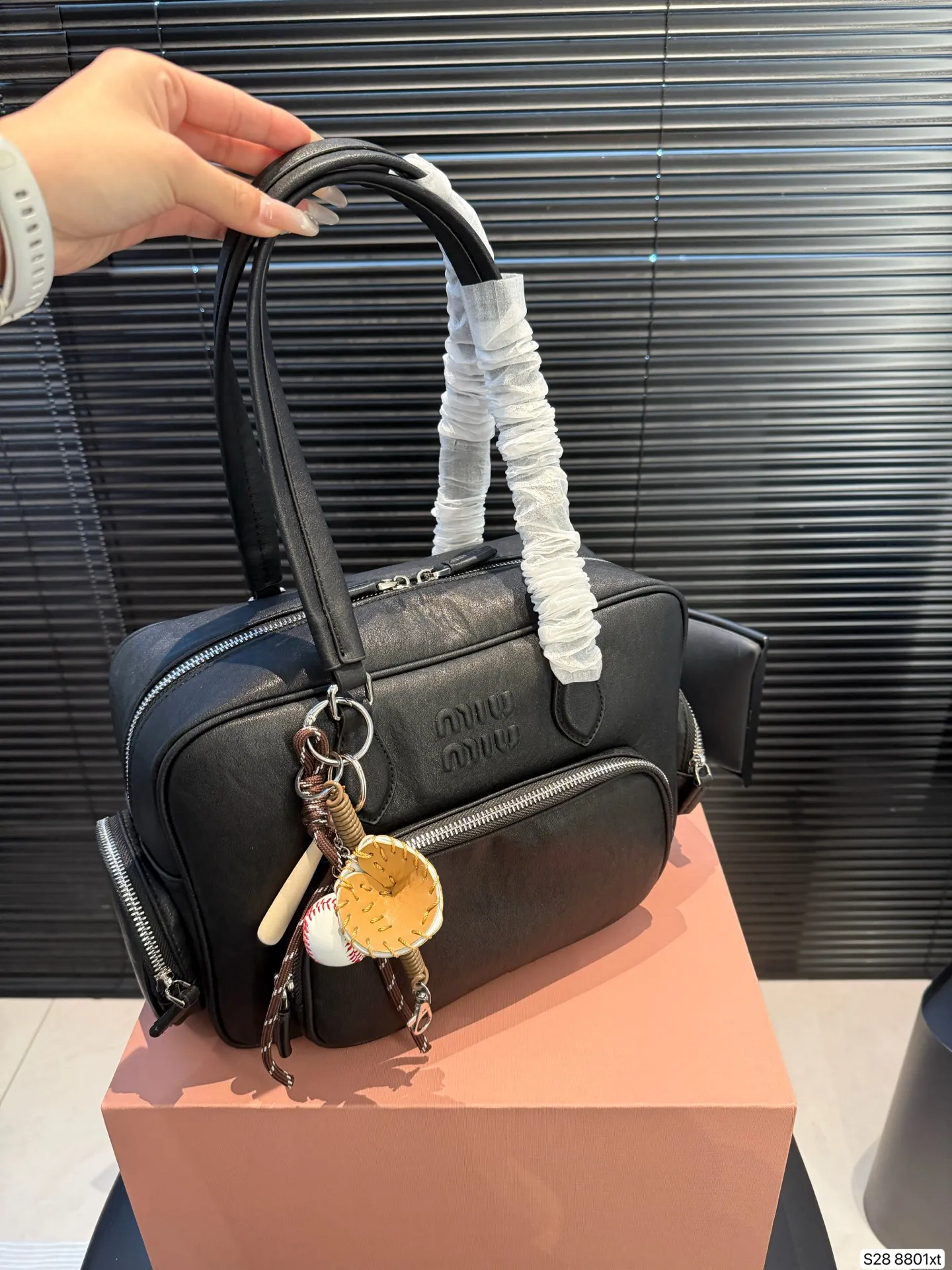 P190 配折叠盒 miumiu保龄球/公文包 可手拎也可斜挎！ 出场就是miumiu小公主！ 尺寸30 20 货号8801