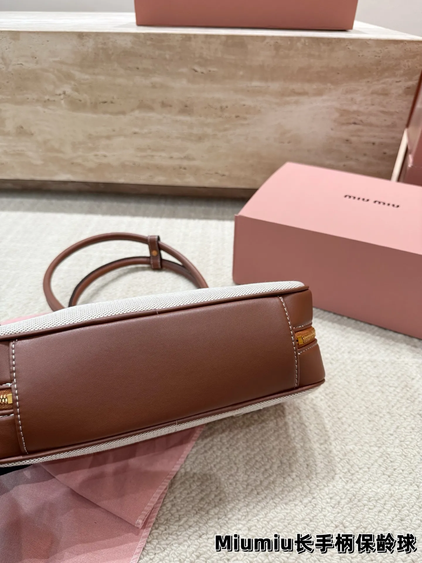 P220 配挂件 size:27.12cm miumiu保龄球长手柄 对版面料 皮质光滑细腻柔软, 棉质缎面衬里。 背起来都很nice 哦 可手拎也可斜挎! 出场就是miumiu小公主!