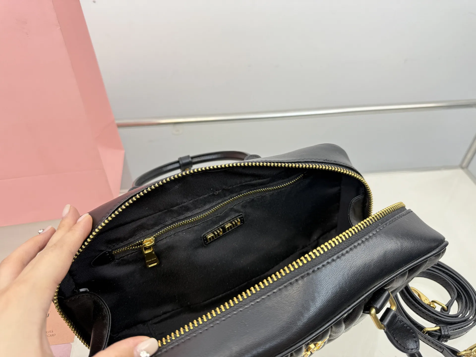 （折叠盒⚠️）p250/p240/p235 （羊皮） Miu新品 高级褶皱保龄球包 搭配小零钱包 精致独特的设计 时尚绝美 大方且与众不同 size：28*13cm（大） size：23*12cm（中） size：20*11cm（小）