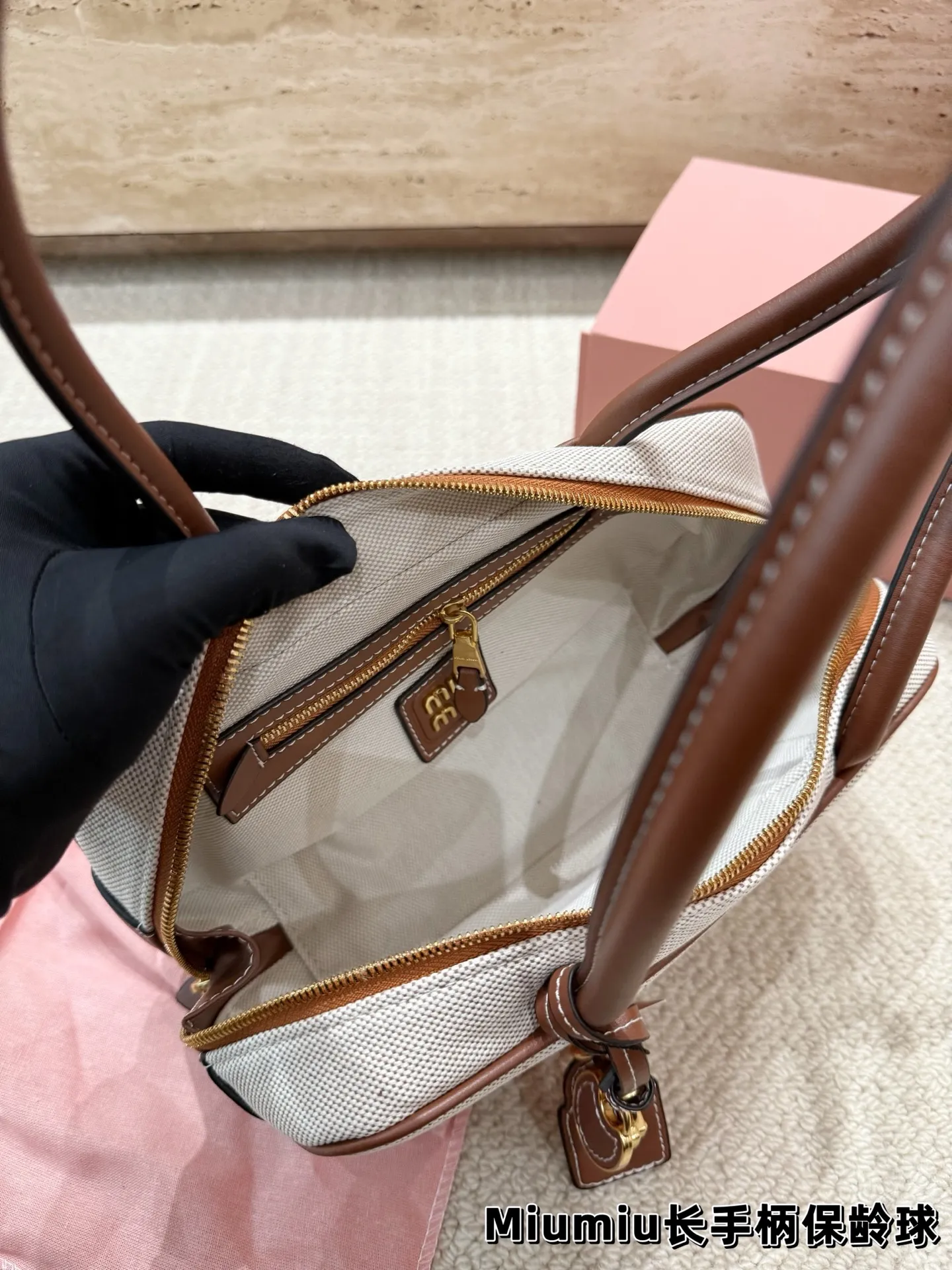 P220 配挂件 size：27.12cm miumiu保龄球长手柄 对版面料 皮质光滑细腻柔软， 棉质缎面衬里。 背起来都很nice 哦 可手拎也可斜挎！ 出场就是miumiu小公主！