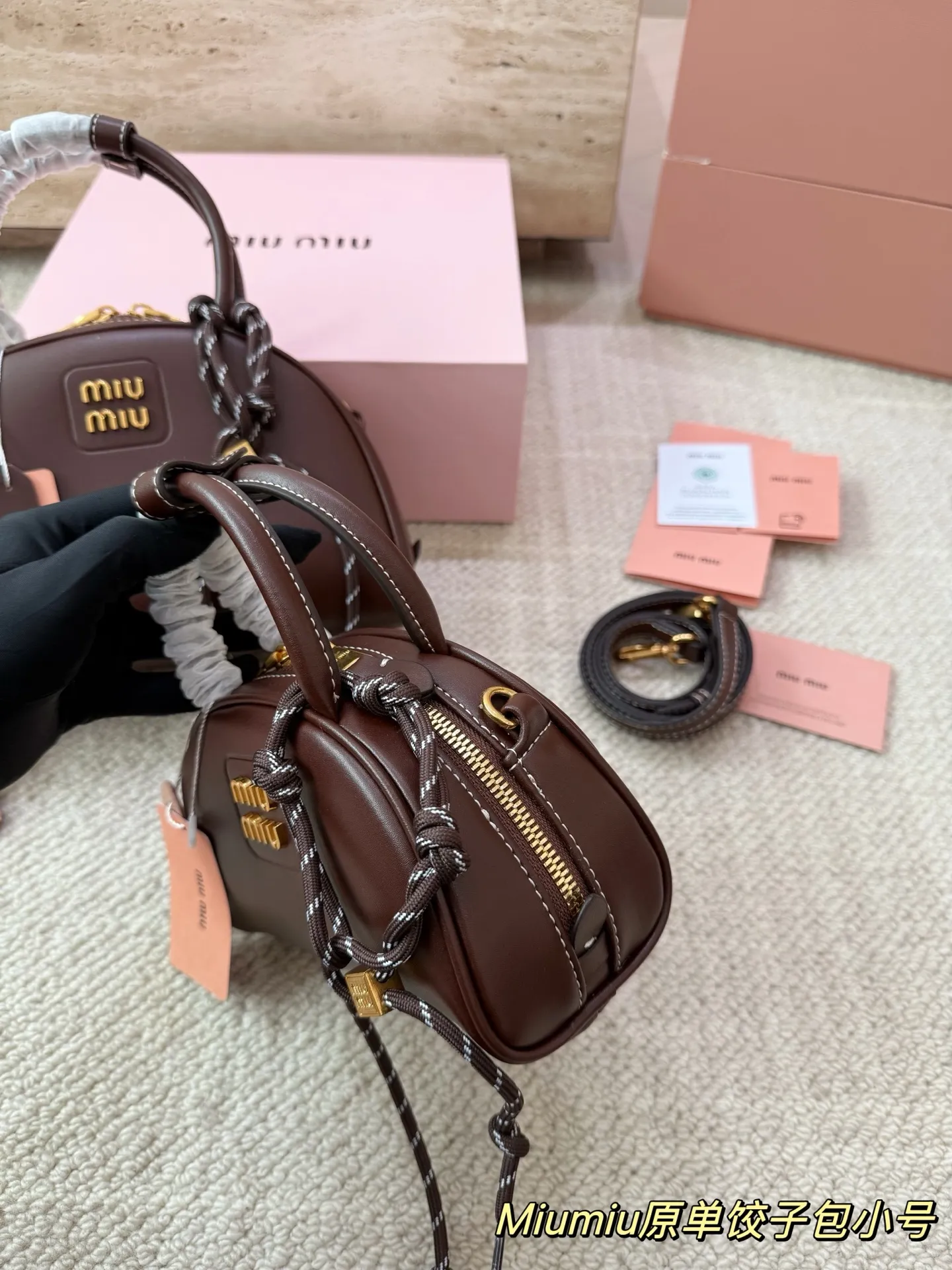 P180 P160 配挂件配盒 size:21 12cm 18 10cm 可盐可甜的 MiuMiu 女孩 miumiu wander半月包饺子包 好搭 什么风格都能驾驭 材质很柔软 容量也非常OK 复古俏皮的hobo包型 是近期几乎天天拿出门的包包!