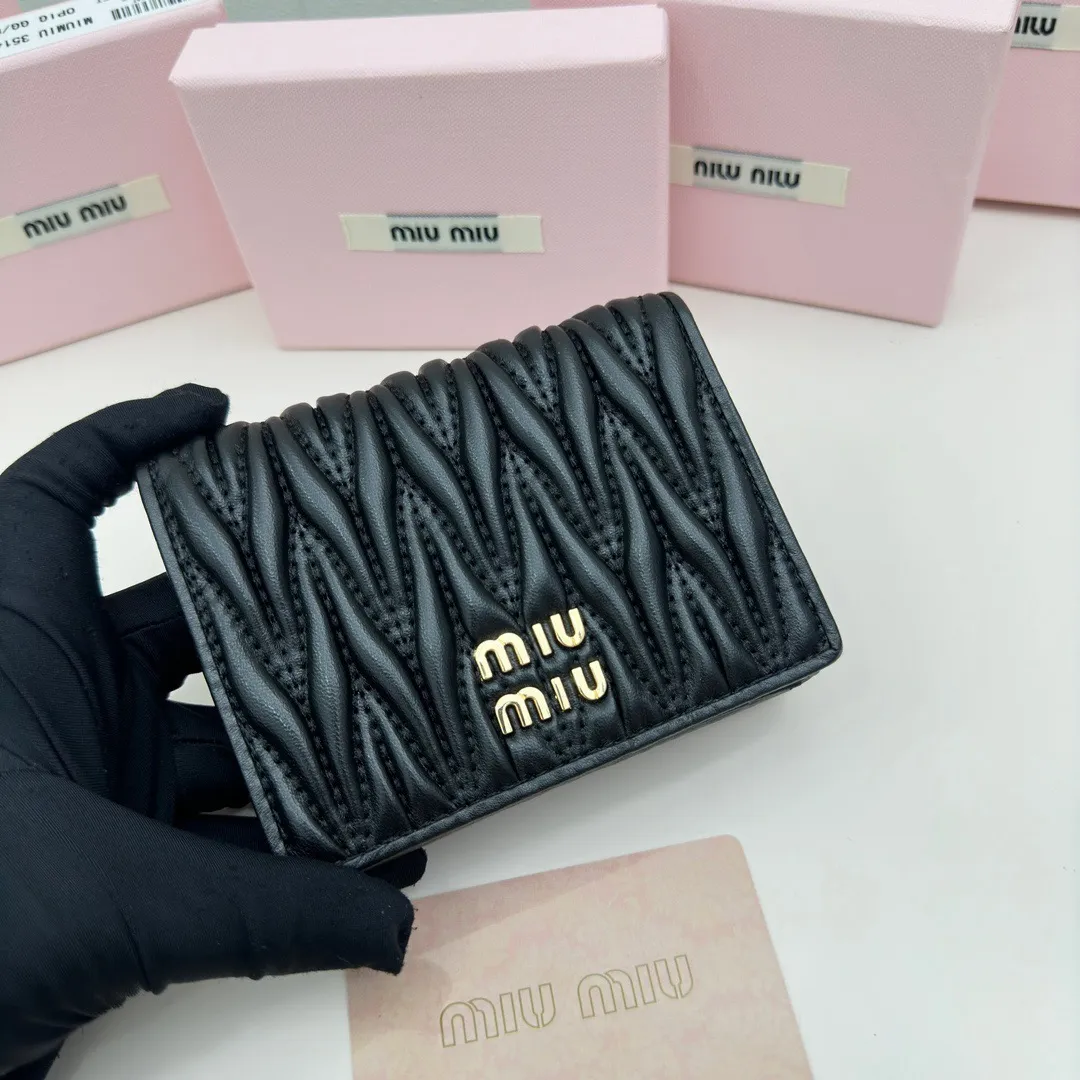 P85🎀miumiu 3513🎀颜色 黑 蓝 粉🎀尺寸 11.5*10*3 🎀miumiu专柜最新款！专柜爆款热力来袭，经典提花压纹设计，釆用顶级进口小羊皮，皮质细腻柔软，做工精细