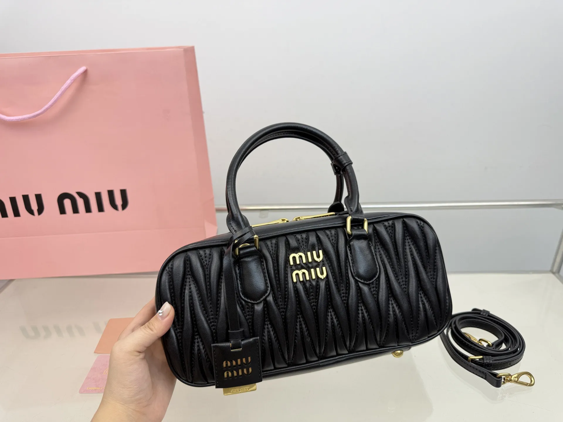 （折叠盒⚠️）p250/p240/p235 （羊皮） Miu新品 高级褶皱保龄球包 搭配小零钱包 精致独特的设计 时尚绝美 大方且与众不同 size：28*13cm（大） size：23*12cm（中） size：20*11cm（小）