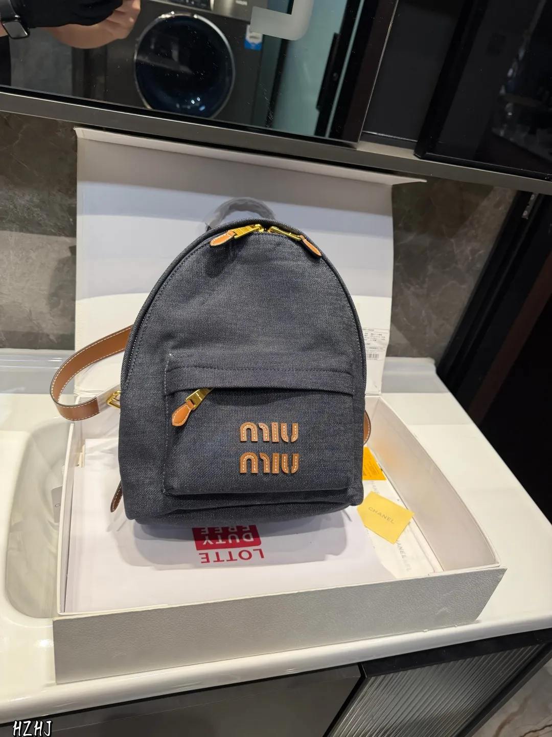 ❤️p170p160❤️ MiuMiu期待已久 帆布双肩包.中古包春夏系列包包 简洁利落的设计凸显功能性 实用主义 柔软舒服的触感彰显 MiuMiu 女性愈加自信,务实,前卫和酷炫的态度 尺寸:33^17*40/22*15*33cm