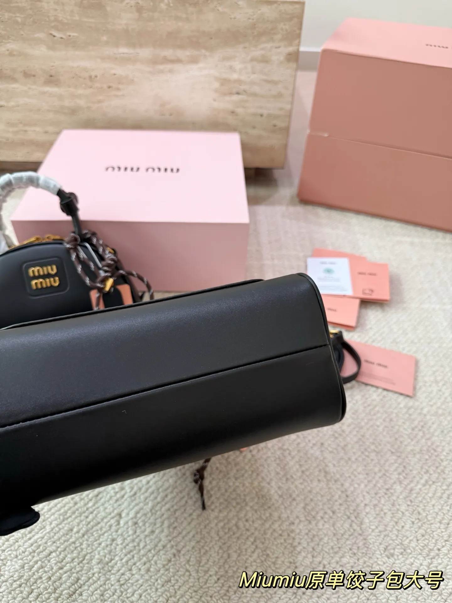 P180 P160 配挂件配盒 size：21 12cm 18 10cm 可盐可甜的 MiuMiu 女孩 miumiu wander半月包饺子包 好搭 什么风格都能驾驭 材质很柔软 容量也非常OK 复古俏皮的hobo包型 是近期几乎天天拿出门的包包！