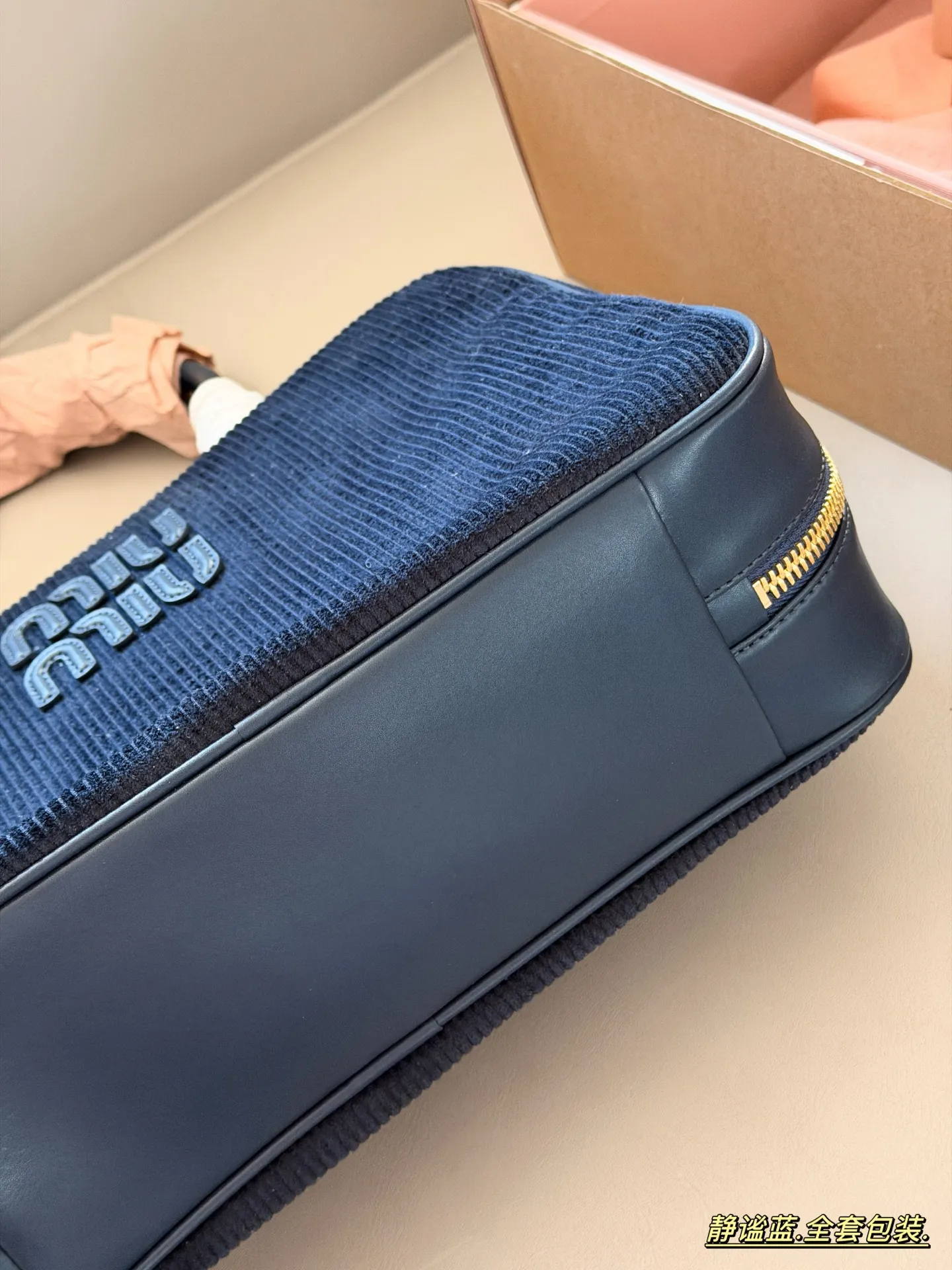 💰260 配全套包装 size:35*22cm miumiu 保龄球/公文包/灯芯绒 灯芯绒软软绵绵的 秋冬季的断货王! 这款的版型也太好看了吧!