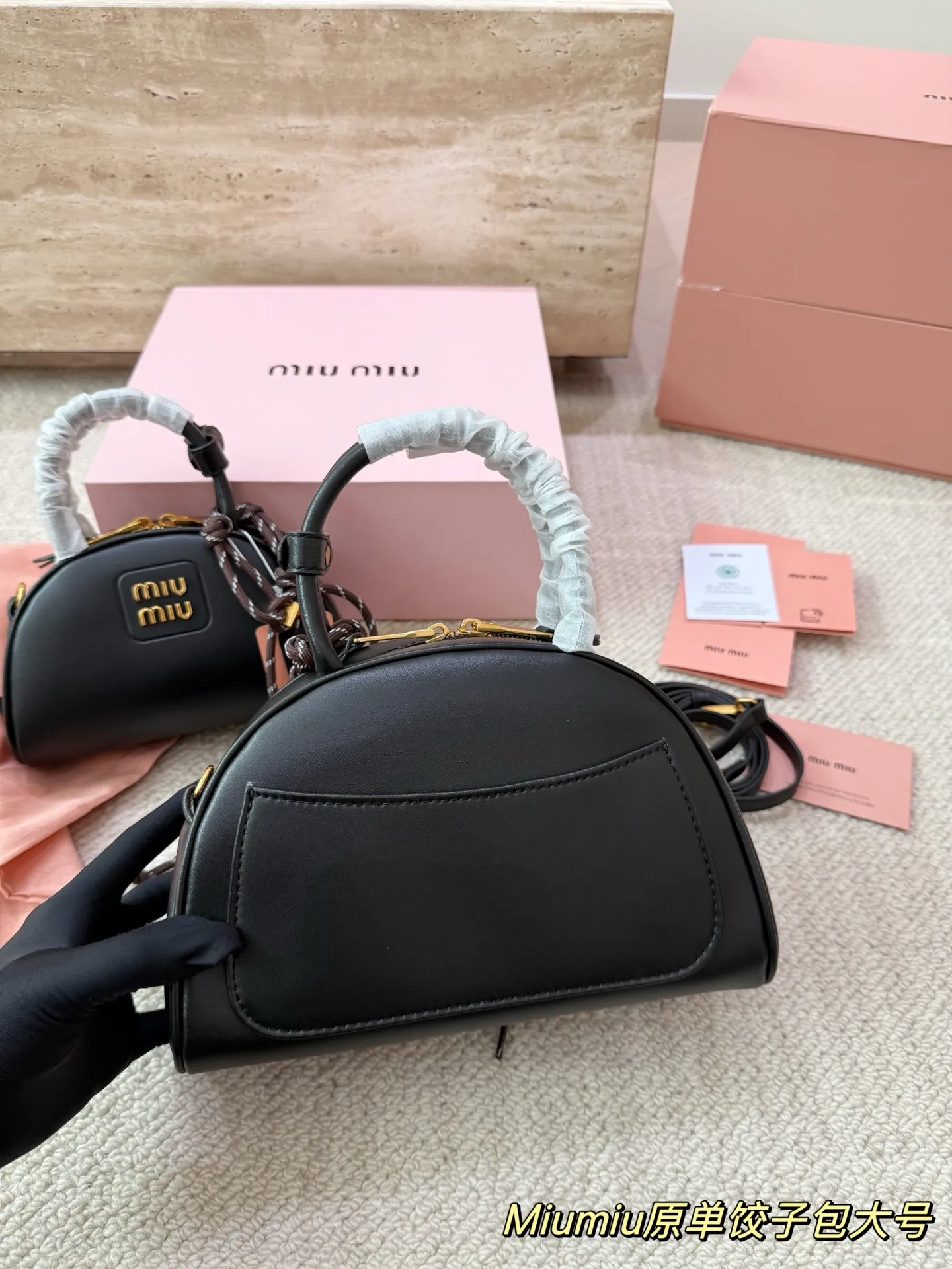 P180 P160 配挂件配盒 size:21 12cm 18 10cm 可盐可甜的 MiuMiu 女孩 miumiu wander半月包饺子包 好搭 什么风格都能驾驭 材质很柔软 容量也非常OK 复古俏皮的hobo包型 是近期几乎天天拿出门的包包!