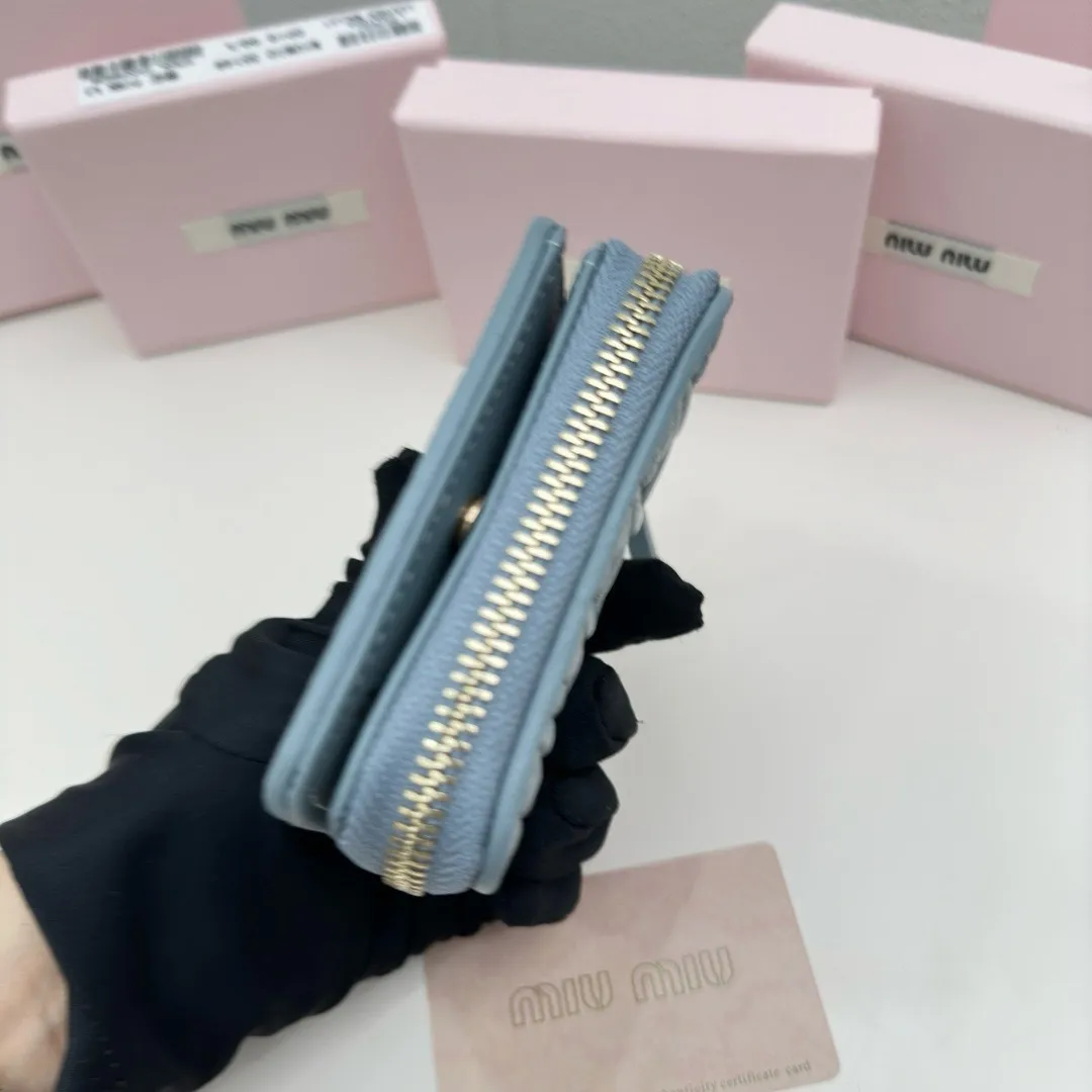 P95🎀miumiu 3511🎀颜色 黑色 粉色 蓝色 🎀尺寸 10.5*10*3🎀miumiu专柜最新款!专柜爆款热力来袭,经典提花压纹设计,釆用顶级进口小羊皮,皮质细腻柔软,做工精细