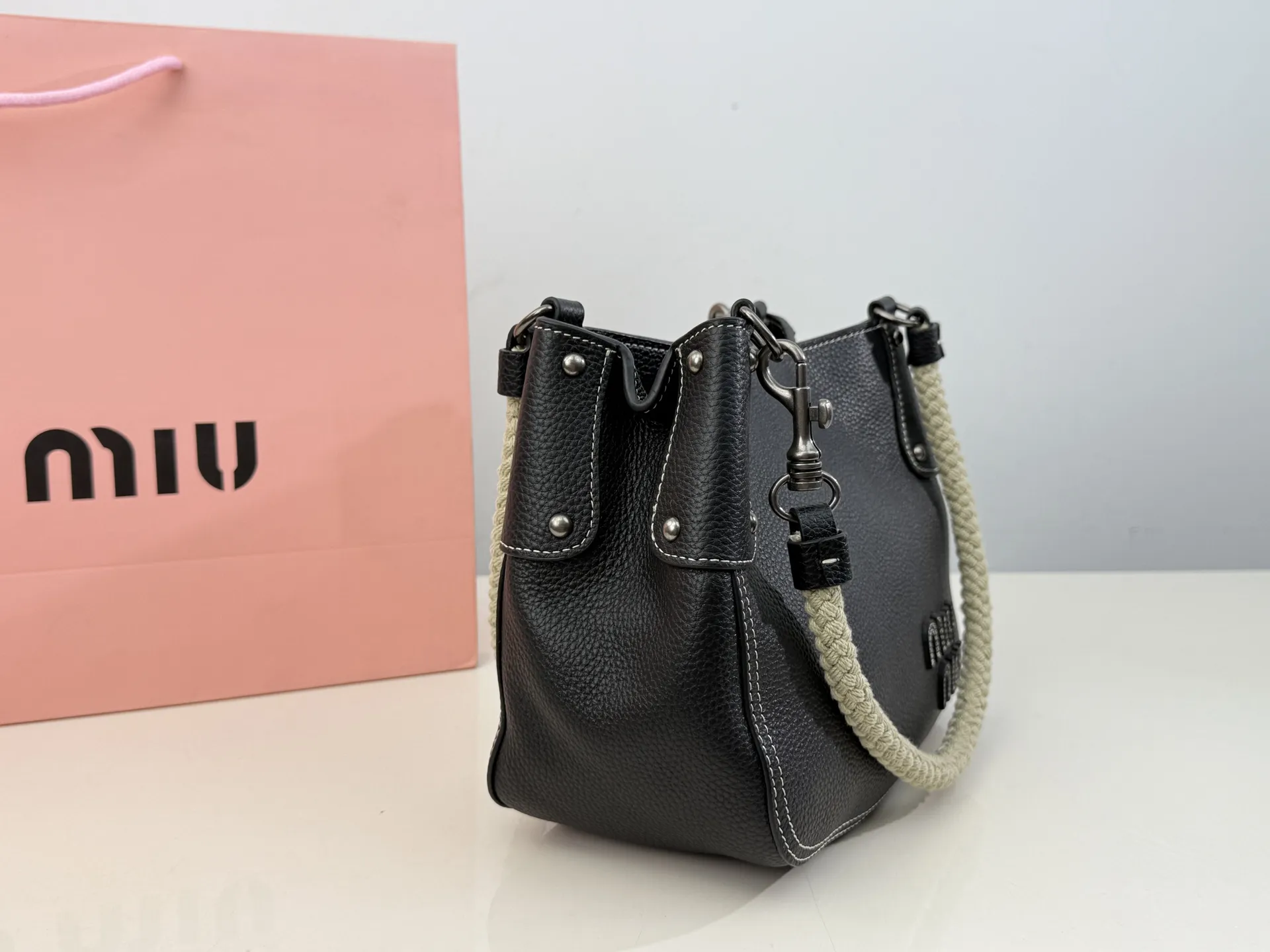 (折叠盒⚠️)p245 (牛皮) Miumiu新款麻绳托特 直戳少女心! 尺寸25×19