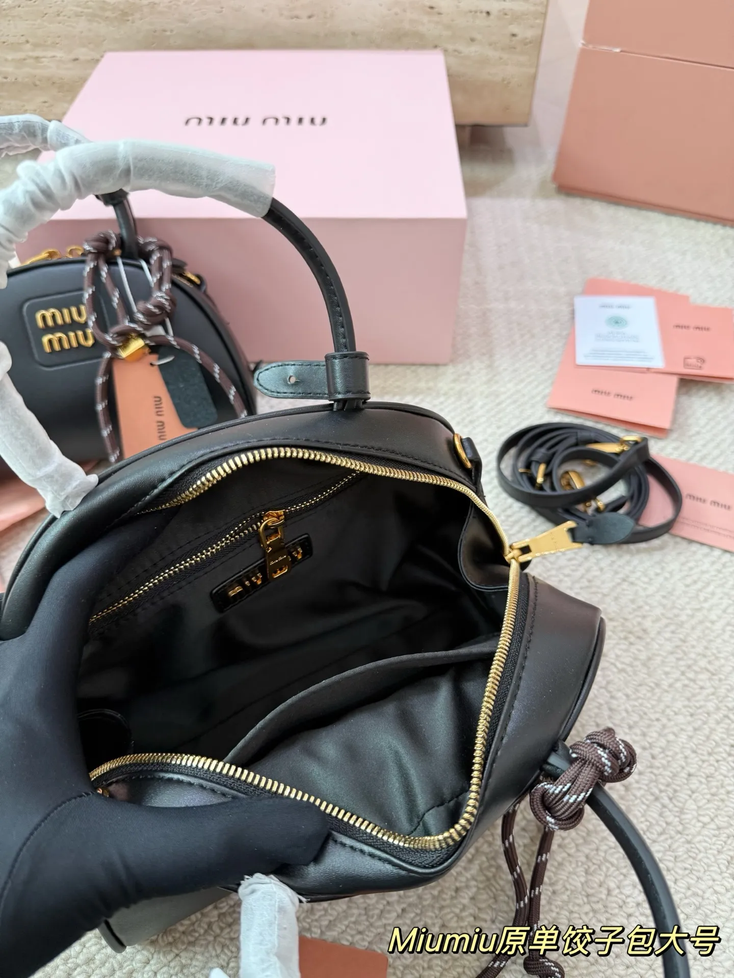 P180 P160 配挂件配盒 size:21 12cm 18 10cm 可盐可甜的 MiuMiu 女孩 miumiu wander半月包饺子包 好搭 什么风格都能驾驭 材质很柔软 容量也非常OK 复古俏皮的hobo包型 是近期几乎天天拿出门的包包!